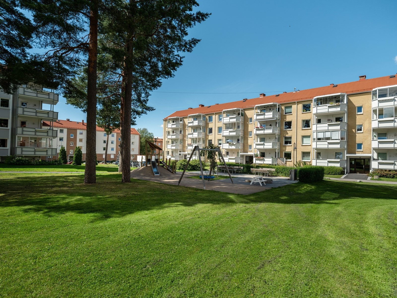 Borettslaget er nært knyttet til flott turterreng og fine friluftsmuligheter. Kort avstand fra leiligheten finner du en fin lysløype som er svært populær for mosjonister og perfekt for en spasertur. Galleribilde