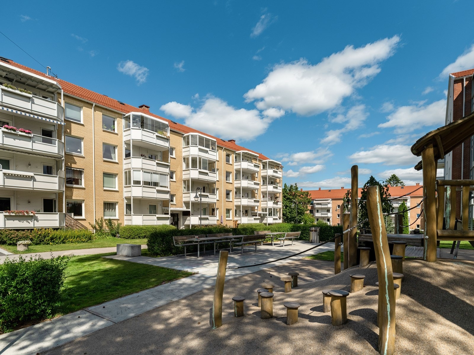 Beliggenheten er perfekt for deg som ønsker å bo i rolige og grønne omgivelser, og samtidig ønsker å kunne sette deg på T-banen og være i sentrum på ca. 20 min. Galleribilde