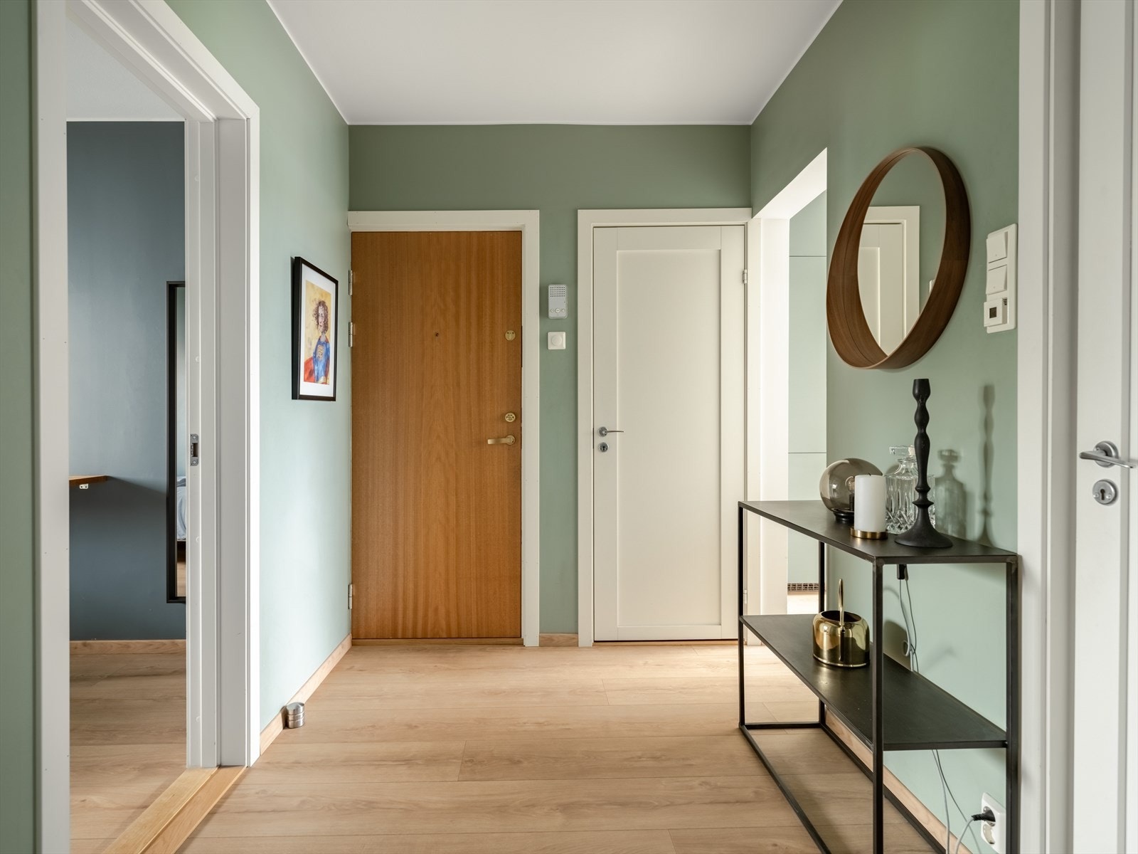 Du ønskes velkommen inn i en lys, innbydende og praktisk entré. Galleribilde