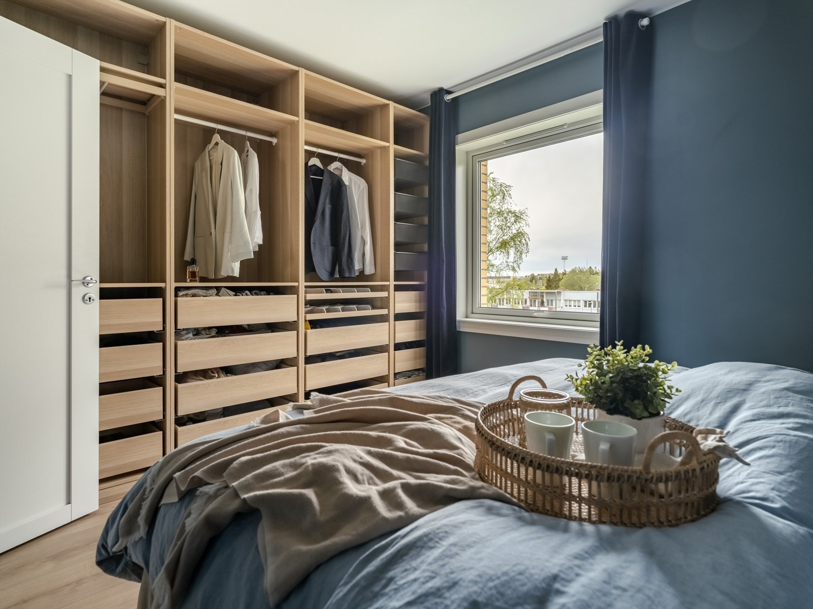 På hovedsoverommet er det stor plasbygd garderobe som medfølger salget. Galleribilde