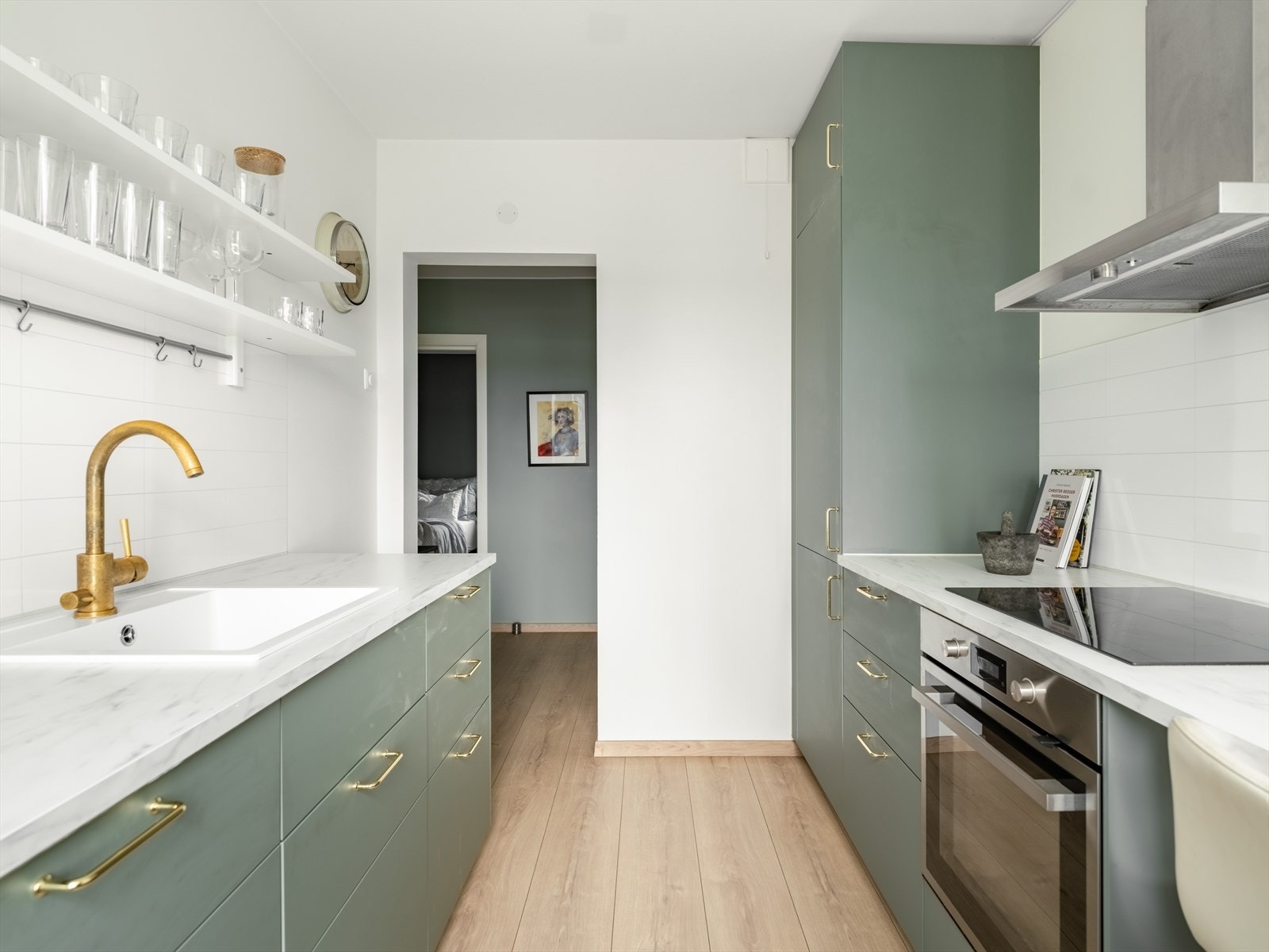 Ikea kjøkkeninnredning fra 2020 med glatte fronter, laminert benkeplate, oppvaskkum, ventilator og kitchen board over benk. Galleribilde