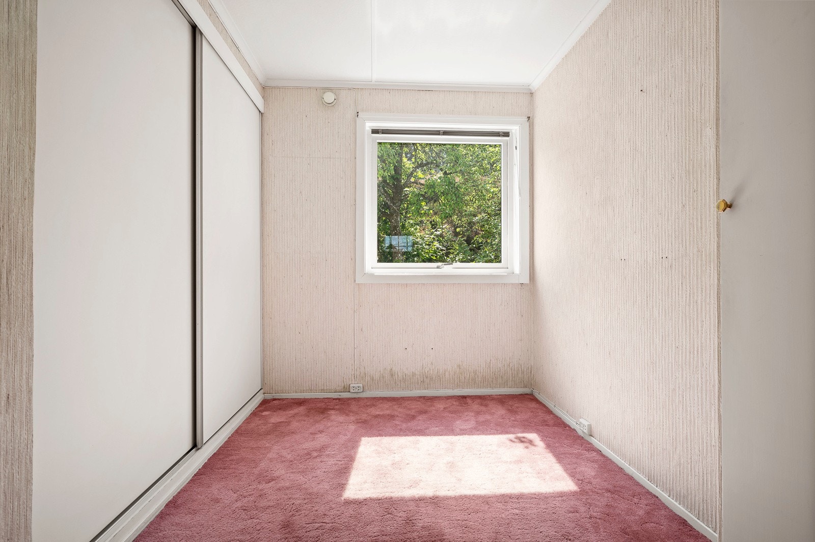 Gang med skyvedørsgarderobe. Galleribilde