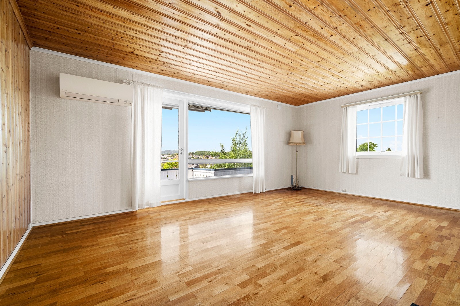 Stue med plass til spisestue. Galleribilde
