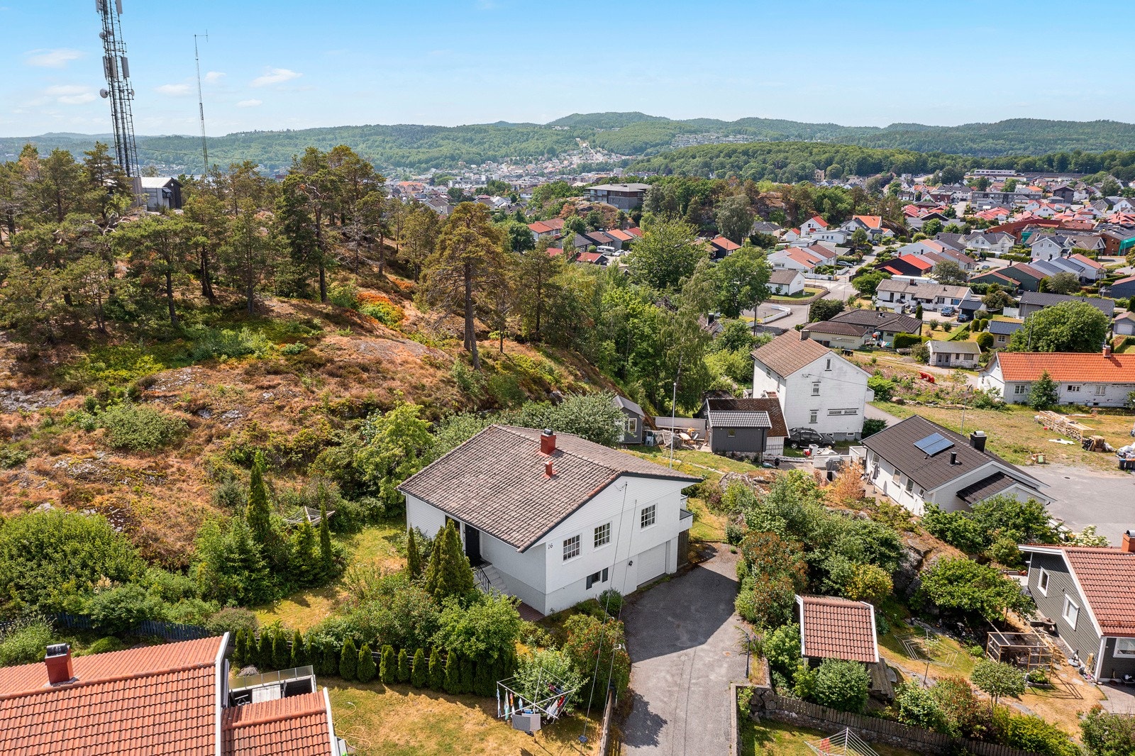 Fra boligen er det kort vei til Larvik sentrum og fine turområder og blant annet Doktorfjellet med flott utsikt. Galleribilde