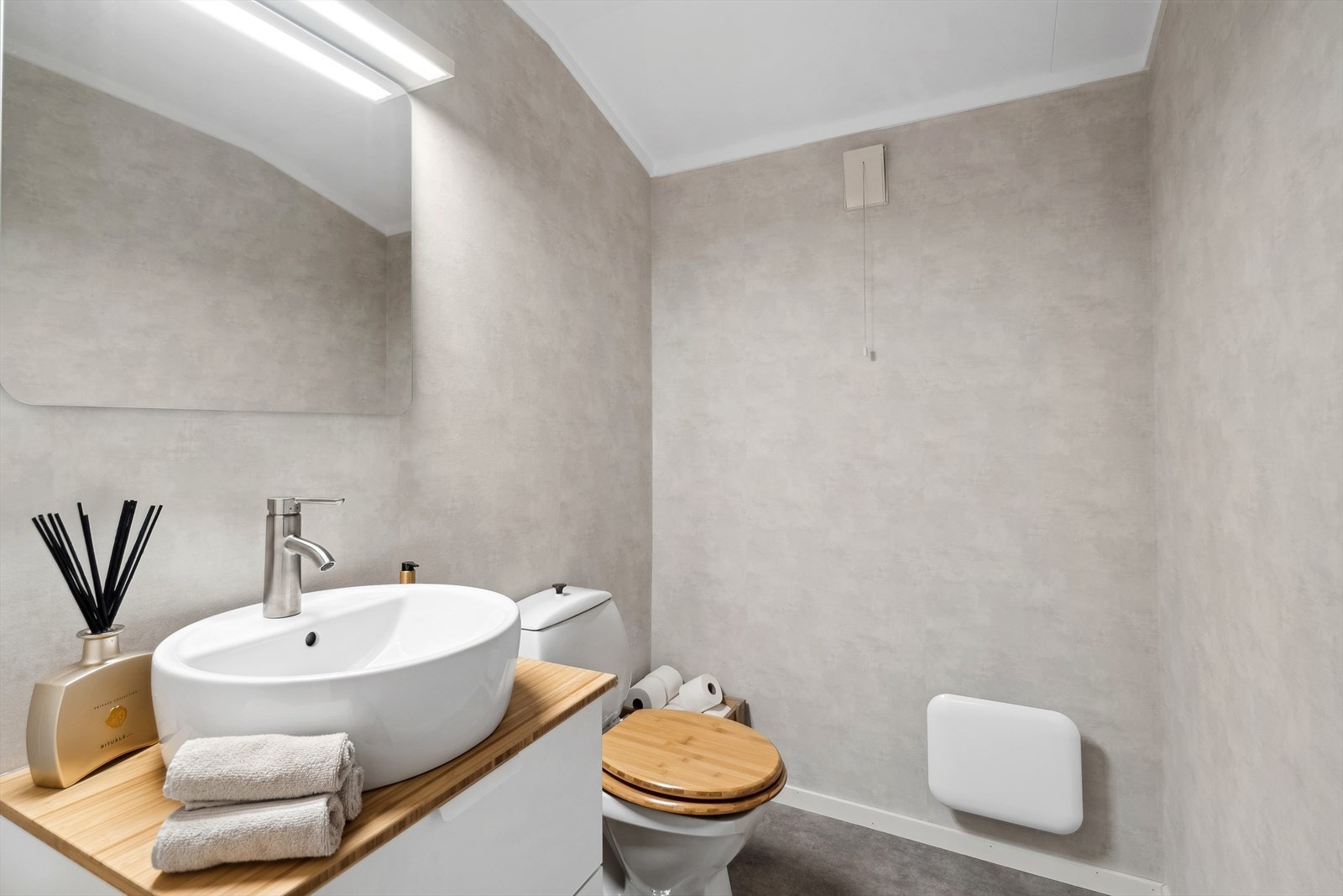 Toalettrom med vask og wc. Galleribilde