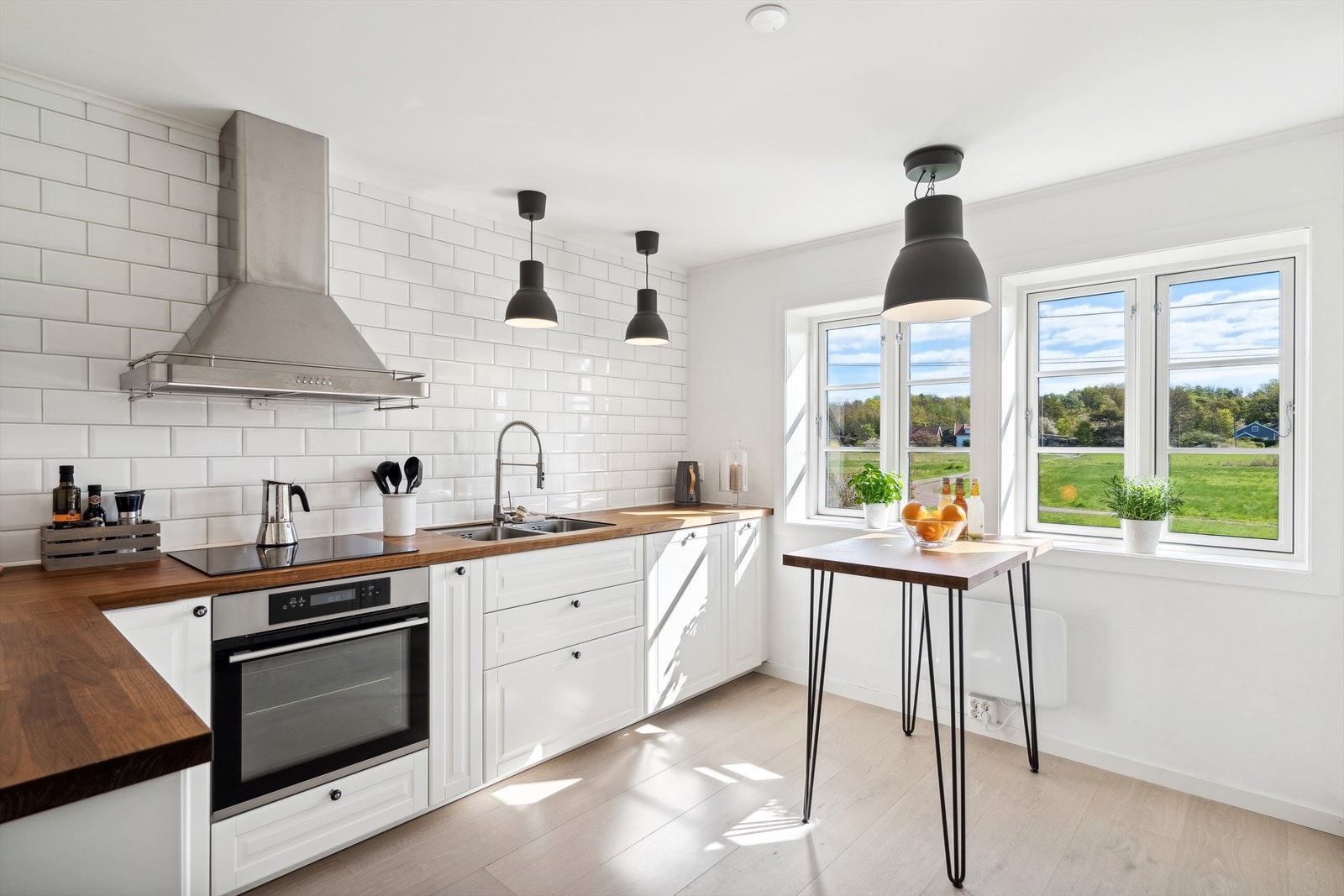 Koselig spiseplass - Her inviteres det til en rolig kopp med morgenkaffe - Eller en rask matbit til folk på farten. Galleribilde