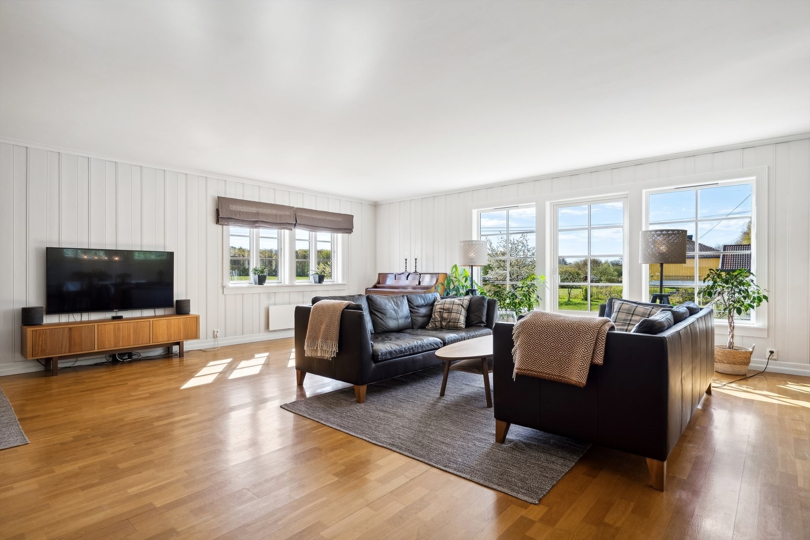 Store vindusflater som gir dagslyset flyte fritt. Galleribilde