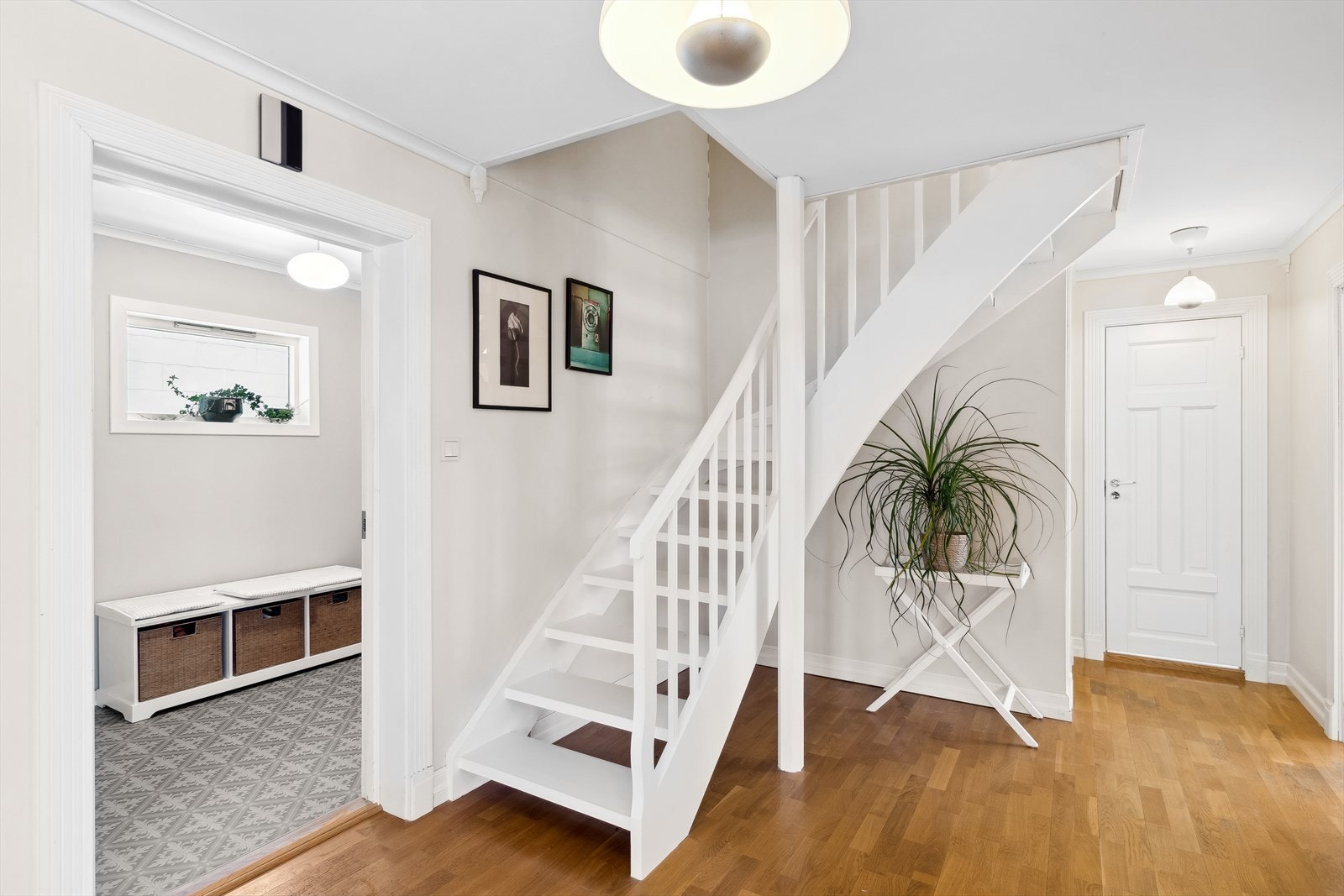 Luftig hall m/trapp som ønsker deg velkommen inn! Galleribilde