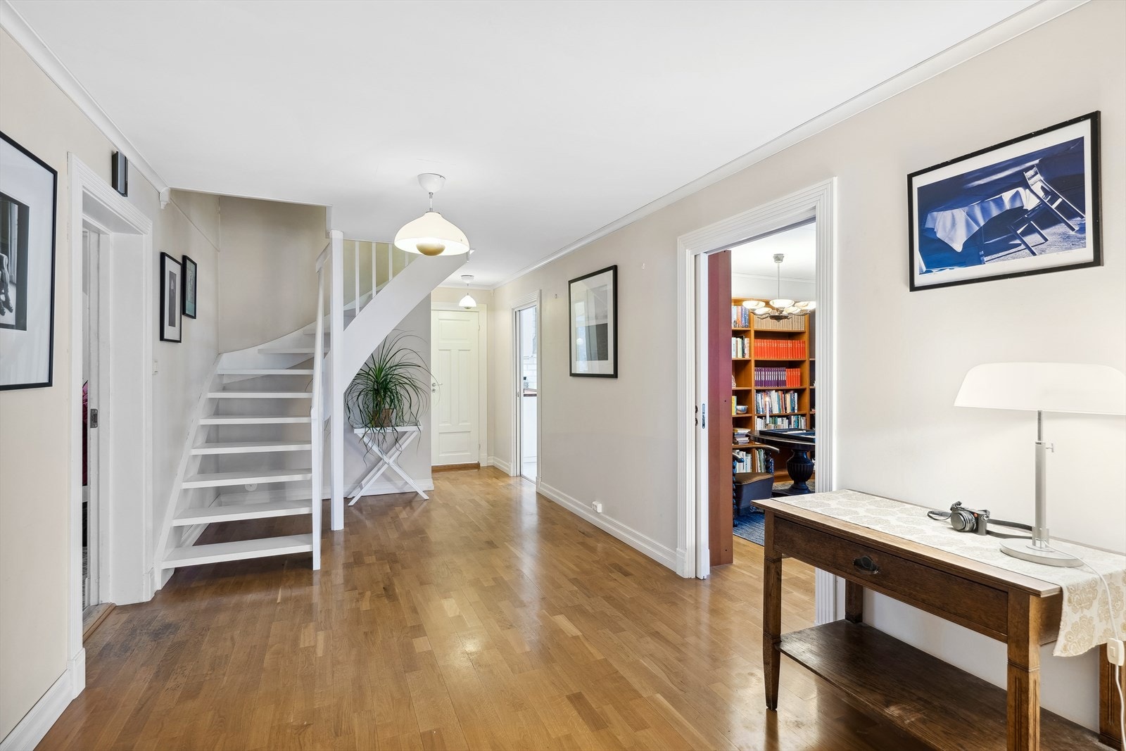 Fra hallen har du tilgang til kjøkken, bibliotek, bad og stor stue. Galleribilde