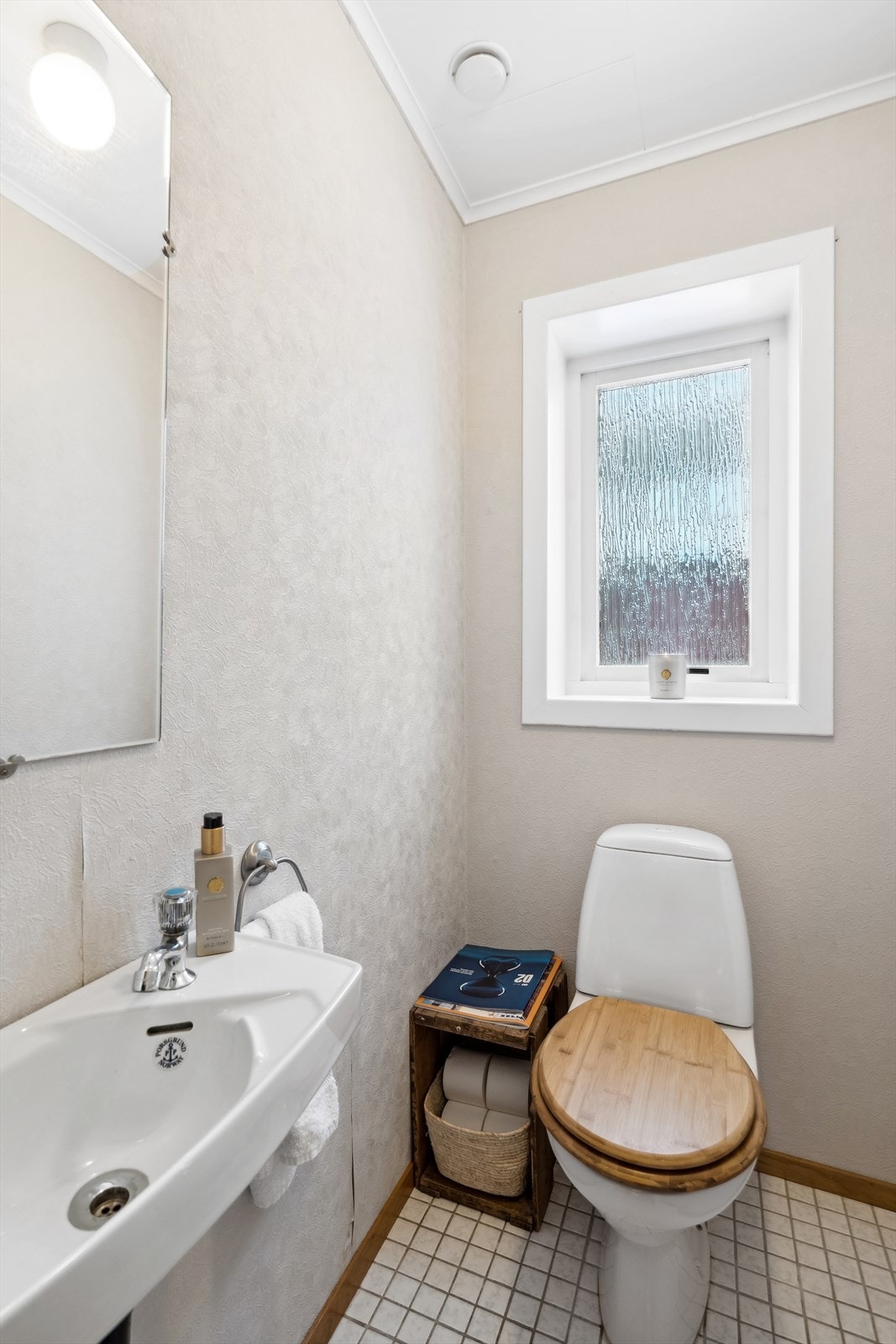 Toalettrom med vask og wc. Varme i gulv. Galleribilde