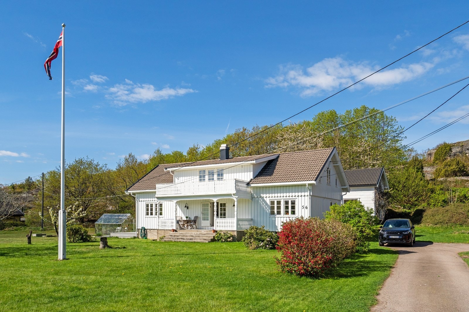 Stor og solrik hage, boltreplass for både store og små. Her finner man hyggelige uteplasser hvor en kan sitte lunt, usjenert og nyte flotte dager. Galleribilde