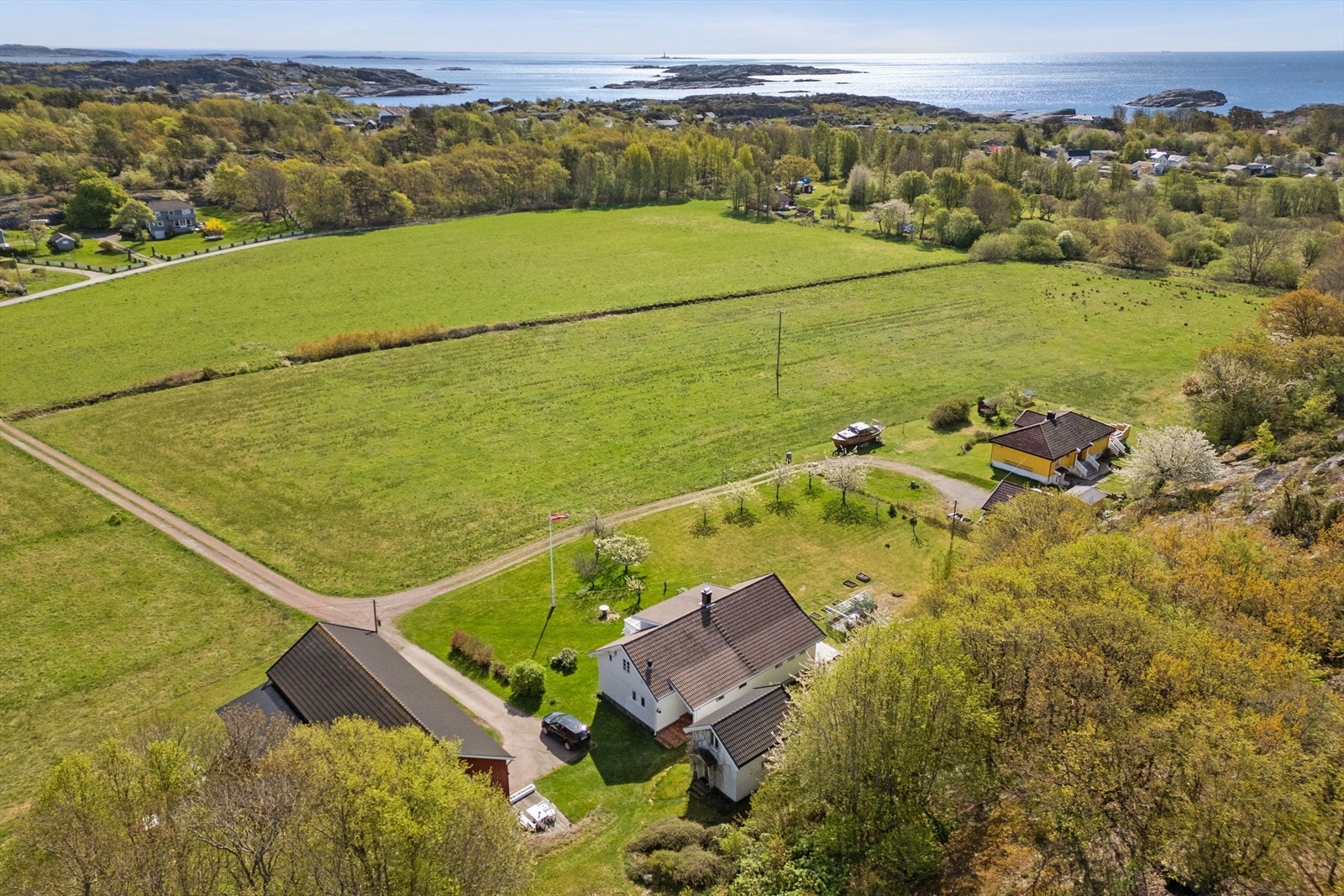 Ikke langt unna boligen finner man blant annet Verdens Ende, Moutmarka og Mostranda. Verdens Ende er et friluftsområde med storslagen utsikt mot Skagerrak og flotte bade- og fiskemuligheter fra svaberg og holmer. Galleribilde