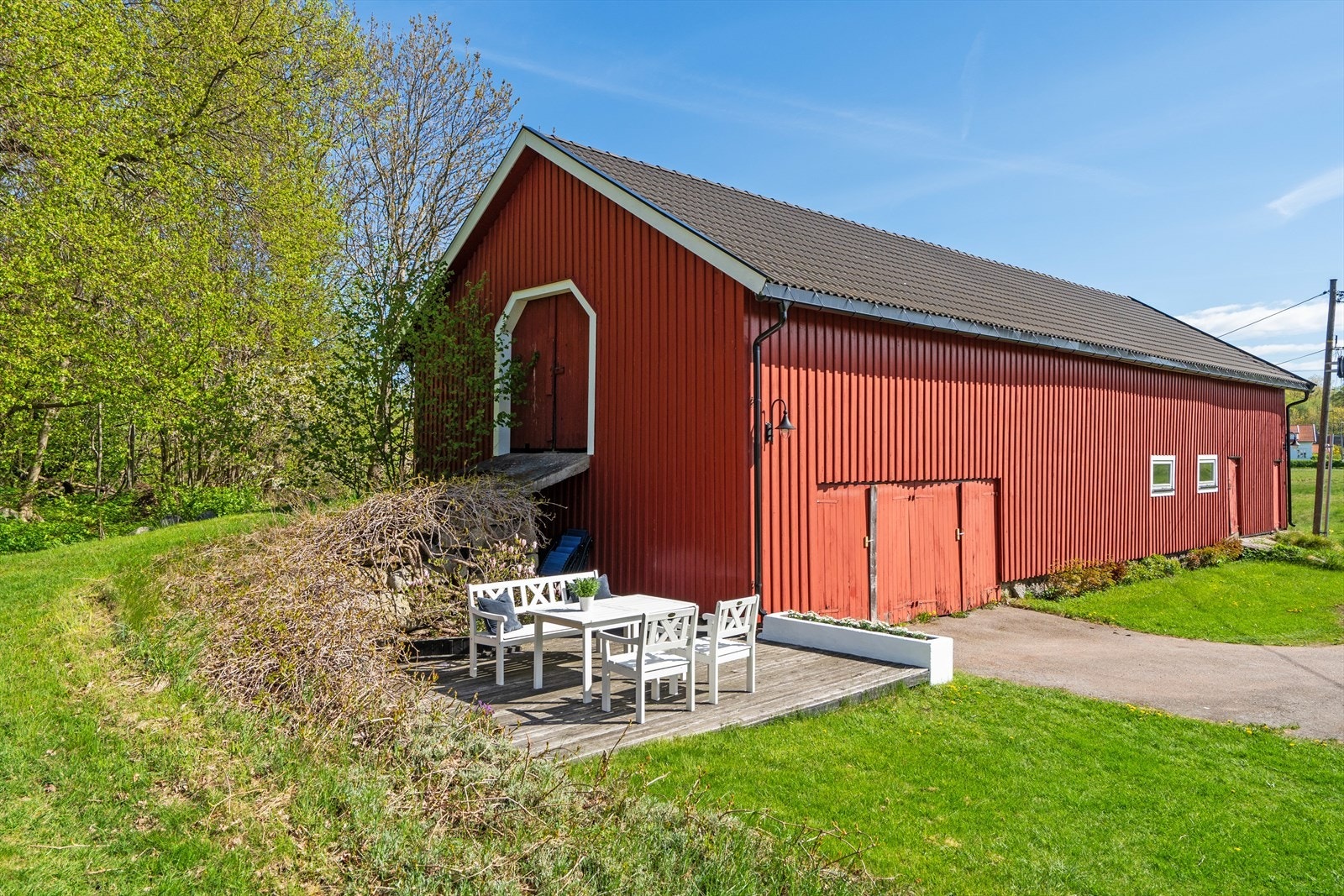 Fra boligen er det kort kjøreavstand til både skole og barnehage. Galleribilde