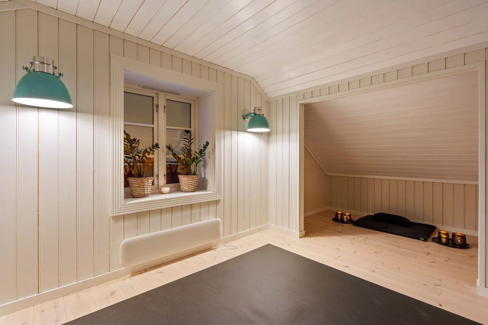 Denne lune boligen har tregulv som er behagelig å gå på. Galleribilde