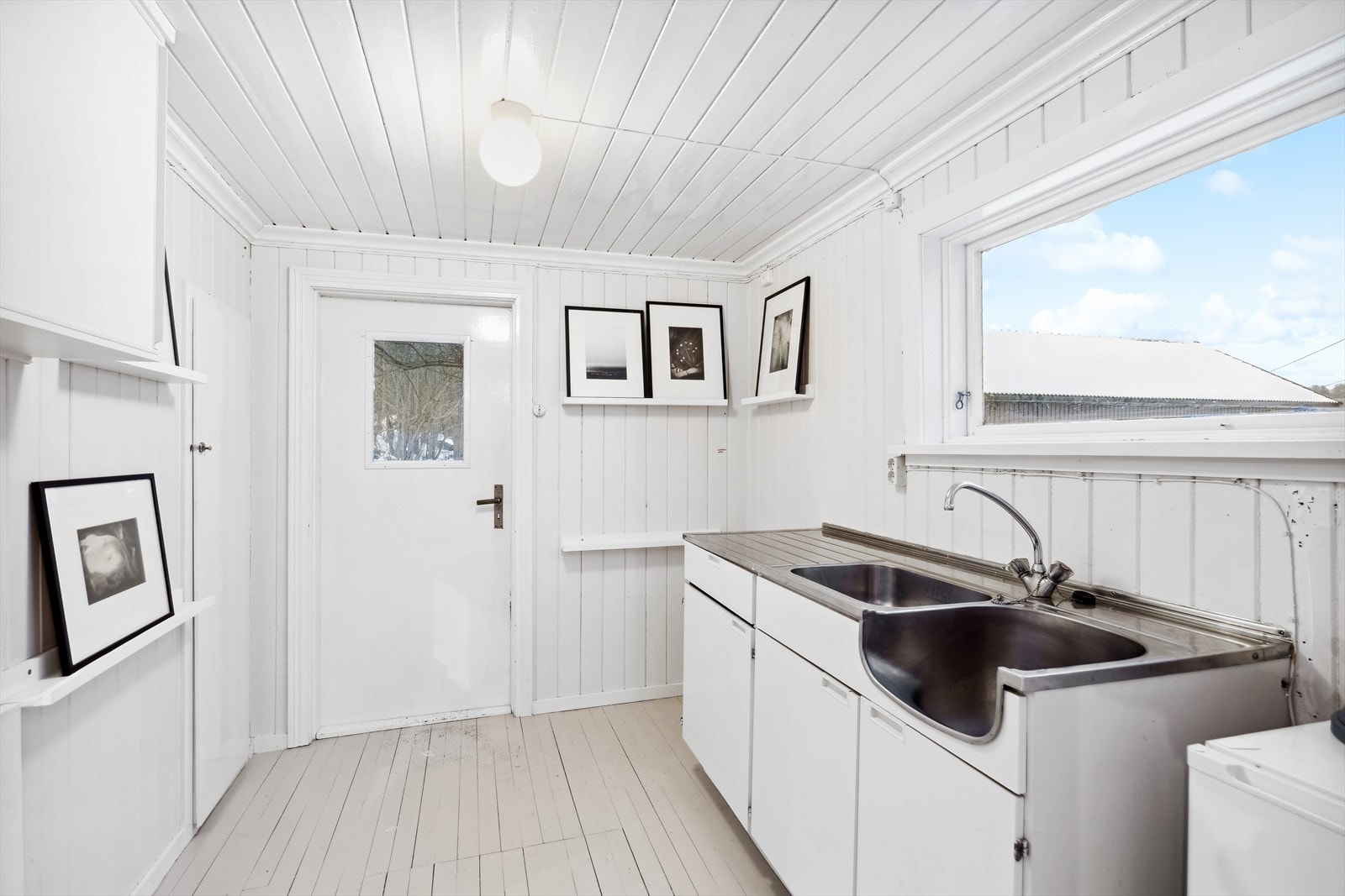 Anneks med sommervann. Galleribilde