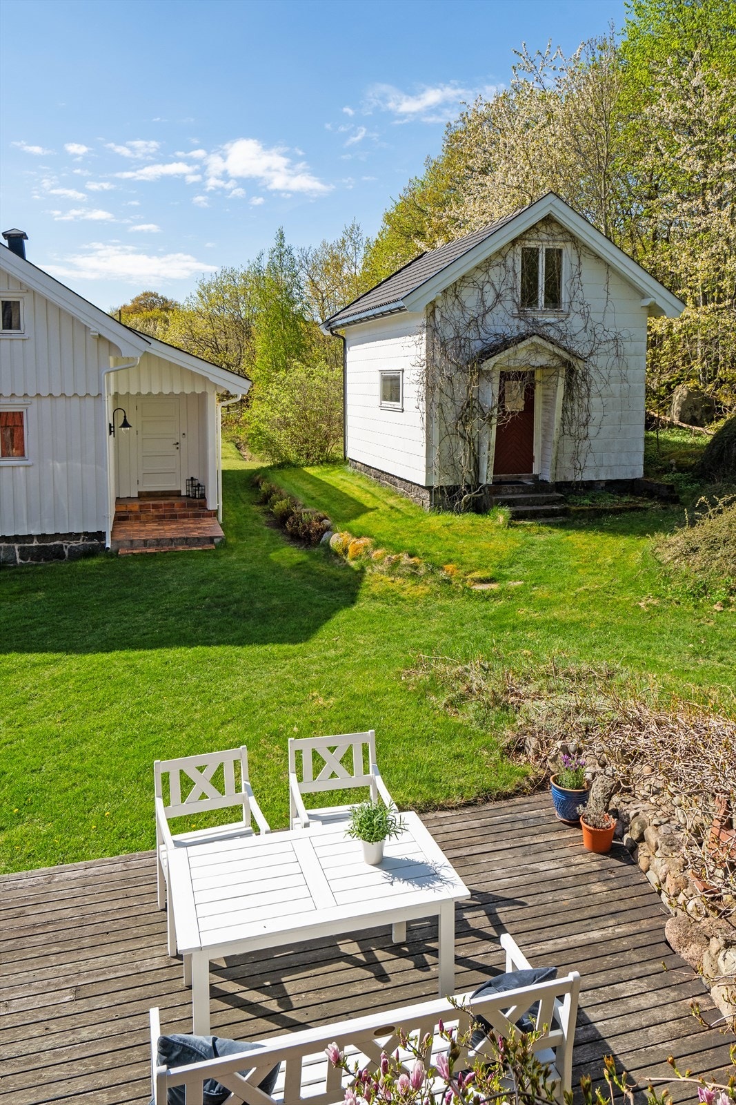 Tomten er meget stor, åpen og lys. Bruksvennlig tomt med stort plenareal. Galleribilde