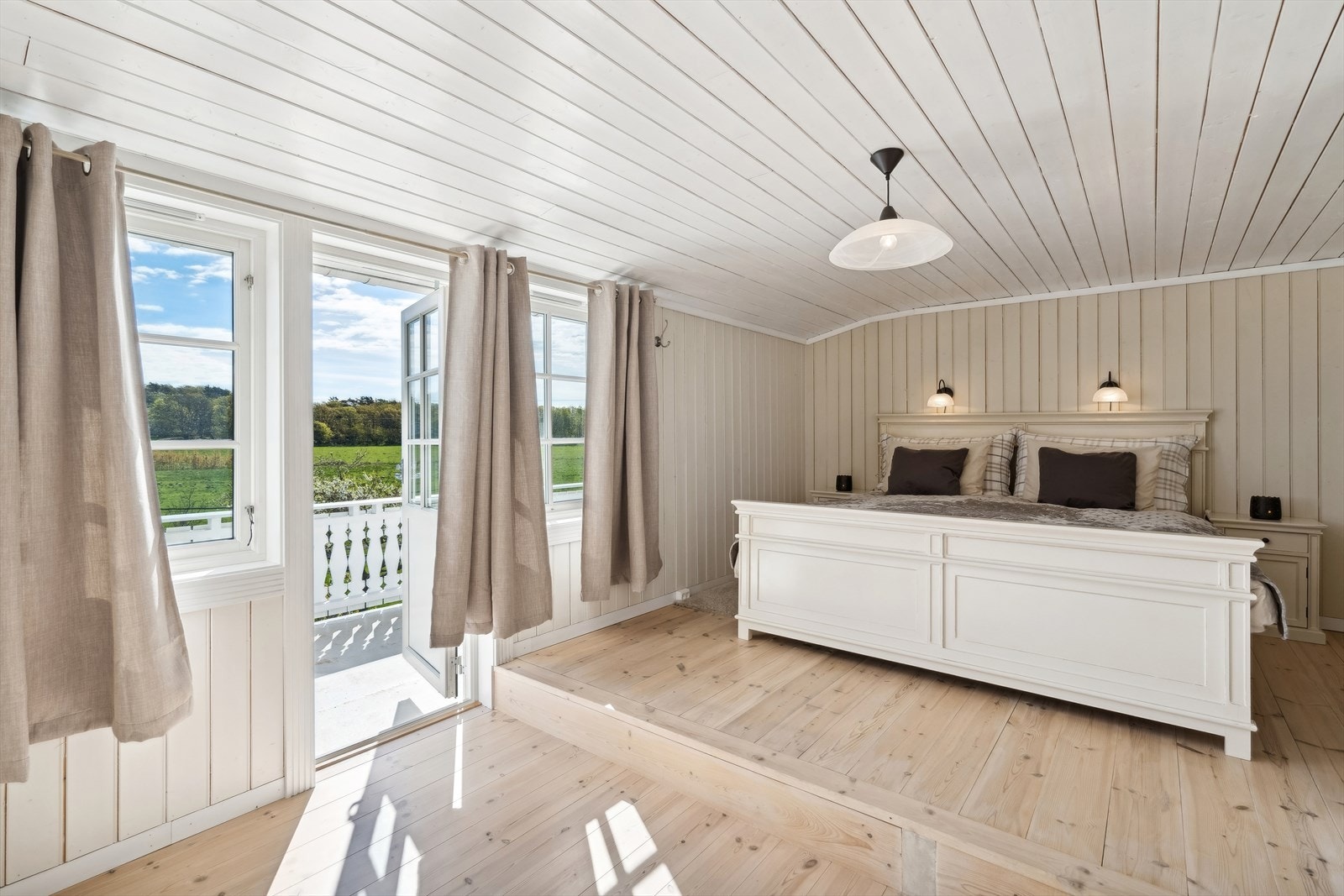 Meget romslig soverom med egen veranda. Galleribilde