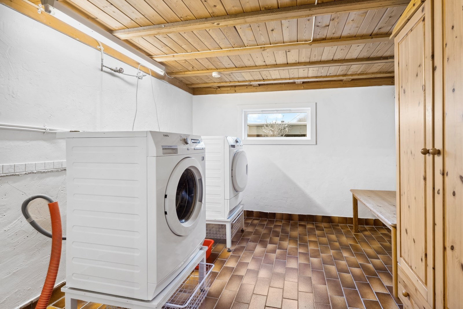 Kjeller har rom med opplegg for vaskemaskin. Galleribilde