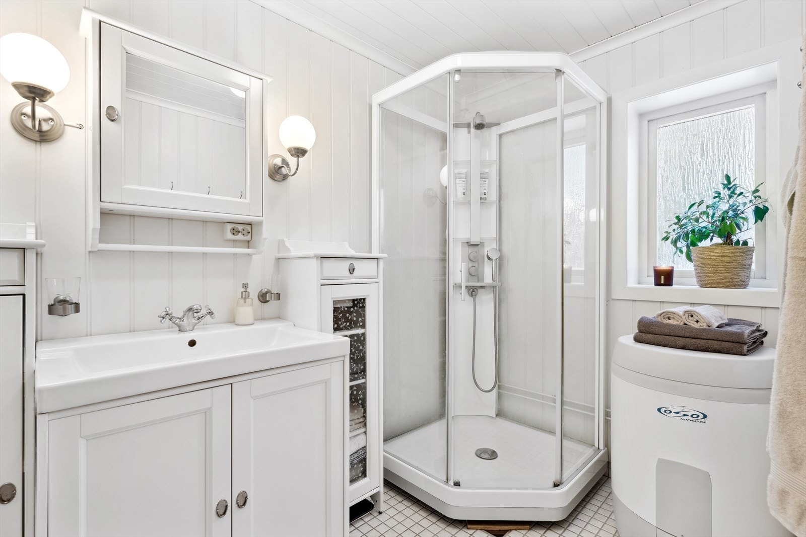 Pent bad med fliser og varme i gulv. Malte veggplater. Rommet har innredning med servant, dusjkabinett. Våtrommet må oppgraderes for å tåle normal bruk etter dagens krav. Galleribilde