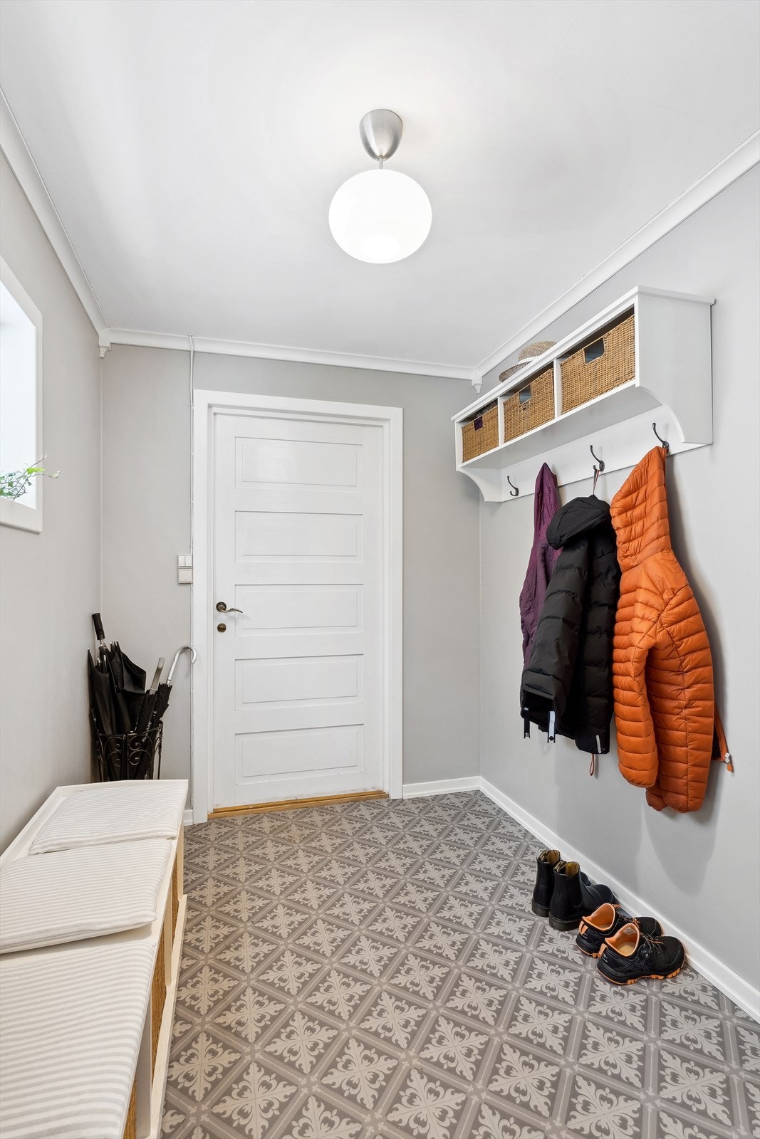 Trivelig vindfang, god plass til å henge fra seg ytterklær. Galleribilde