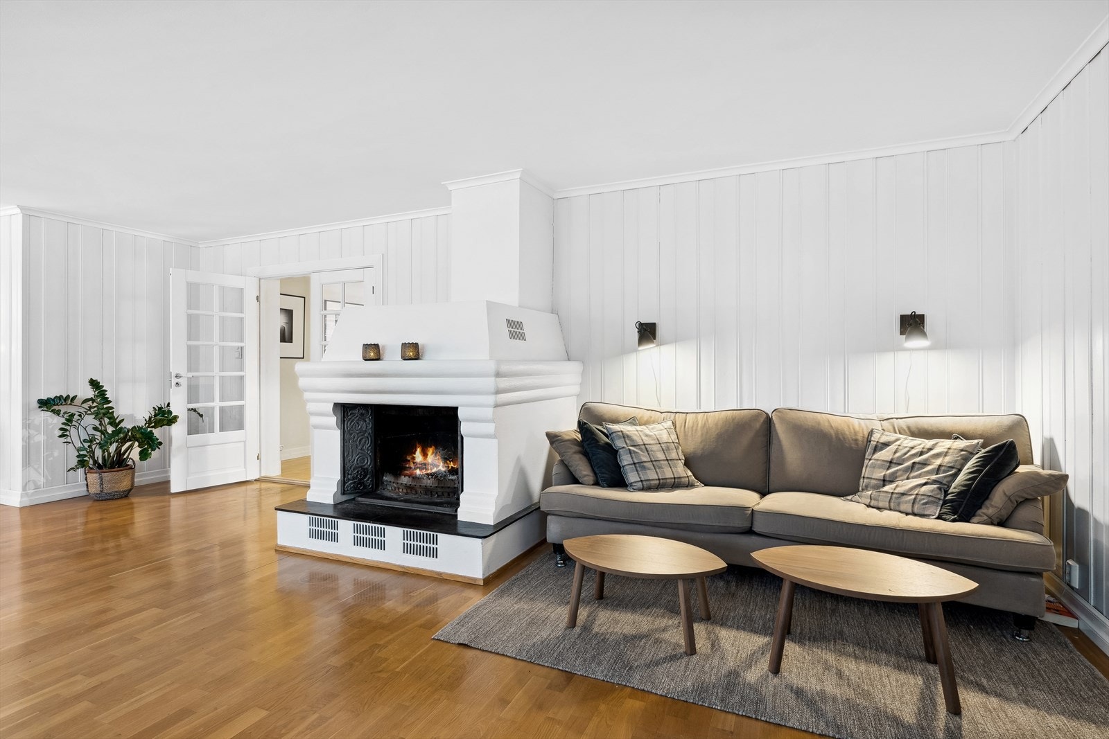 Gjennomgående for hele boligen er at rommene har god størrelse. Denne stuen har også peis. Galleribilde