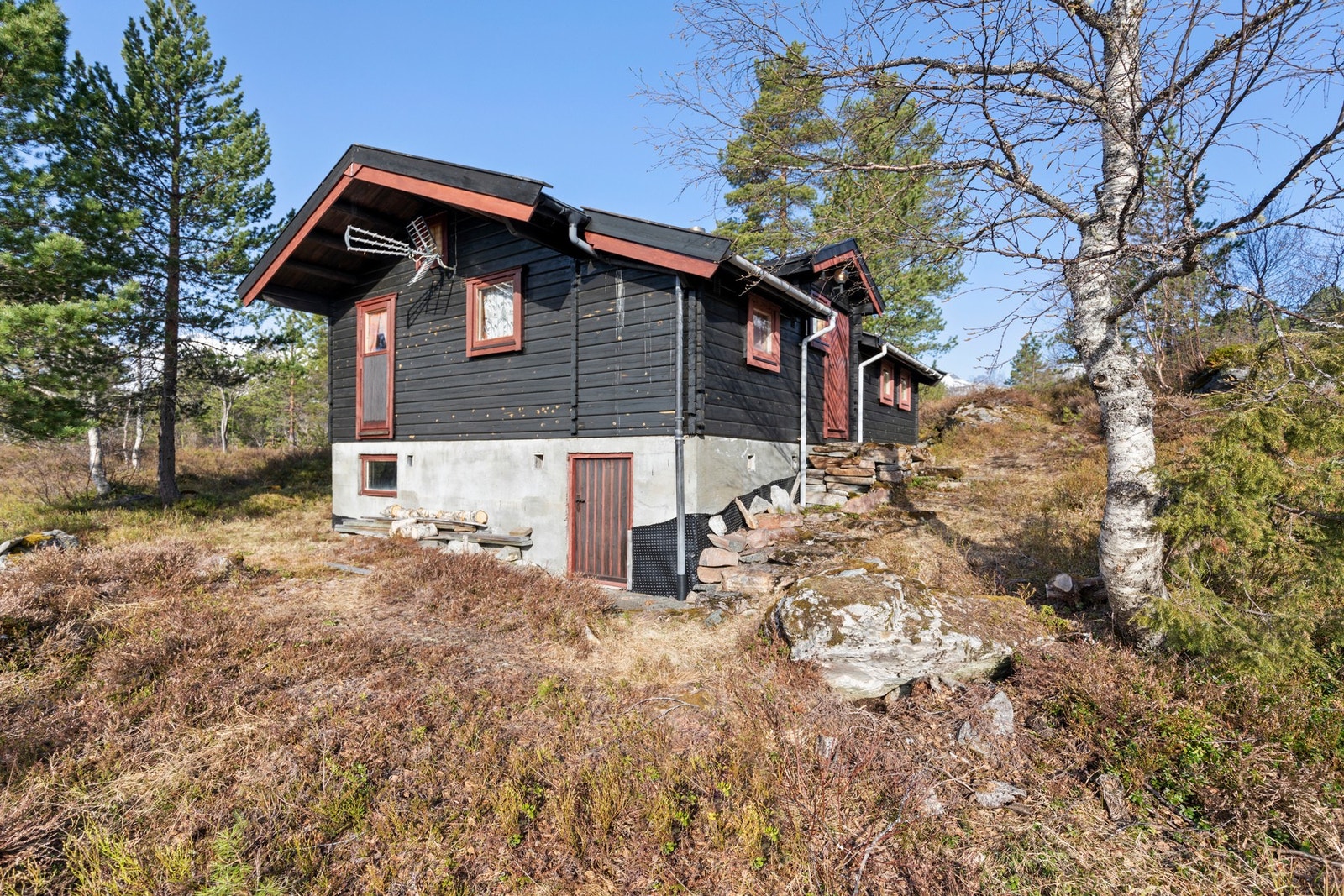 Tilkomst til krypkjeller i front av hytta. Galleribilde