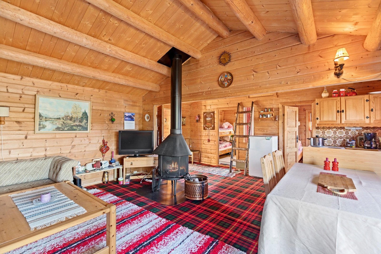 Stue med god takhøyde. Rommet har oppvarming fra peisovn. Galleribilde