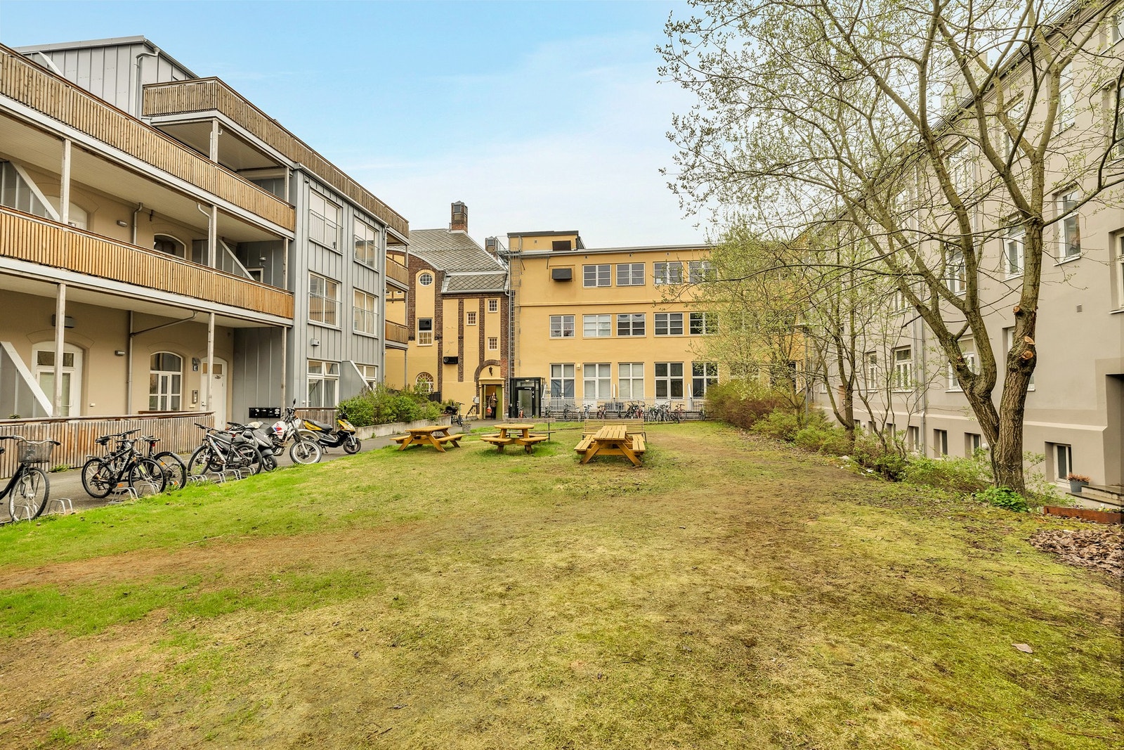 Det er soneparkering i området, og har gode kollektivtransport muligheter. Galleribilde