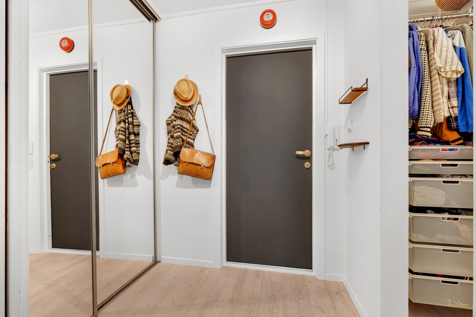 Innbydende entrè på 3,2 kvm. innredet med skyvedørsgarderobe. Galleribilde