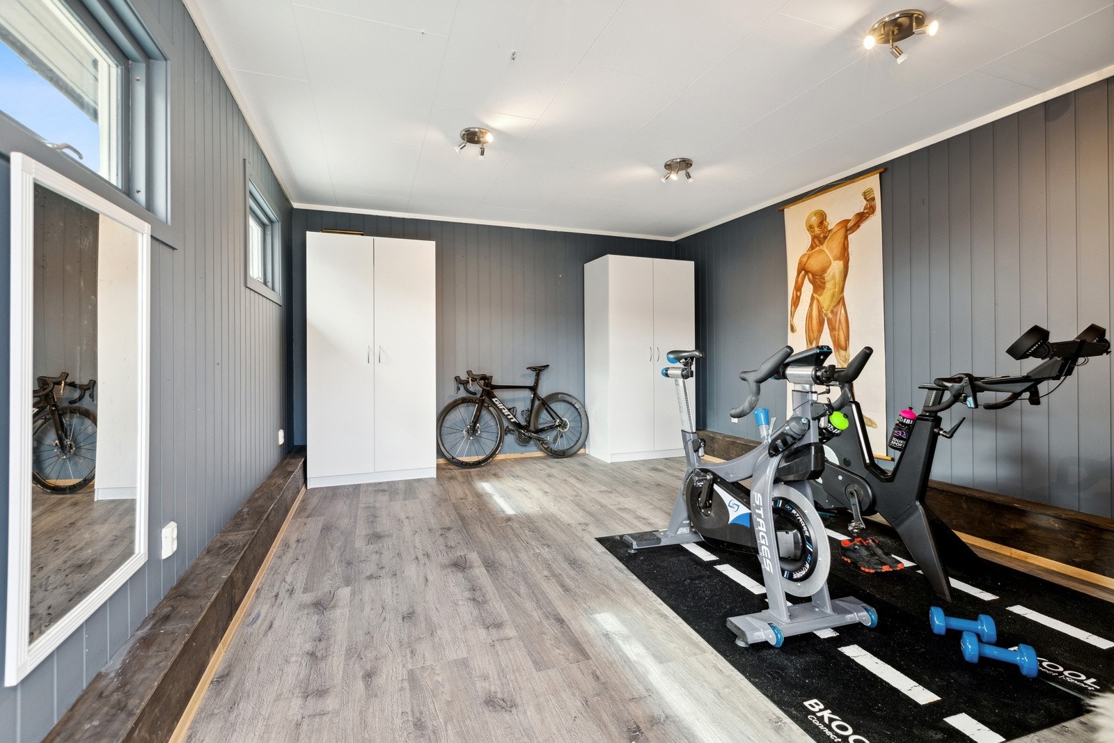Utvendig er det en stor bod på 28 kvm som består i innredet treningsrom på ca. 19m2 og isolert utebod på ca. 8,5m2. Galleribilde