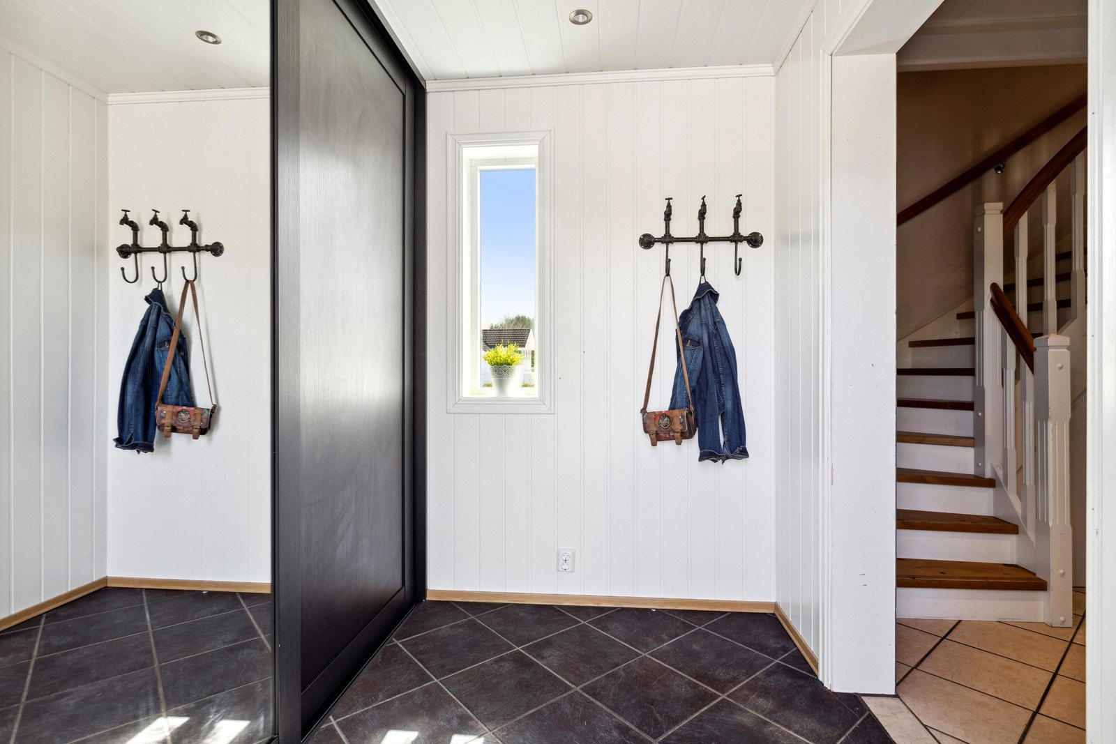 Entrè yttergang med praktisk skyvedørsgarderobe. Galleribilde