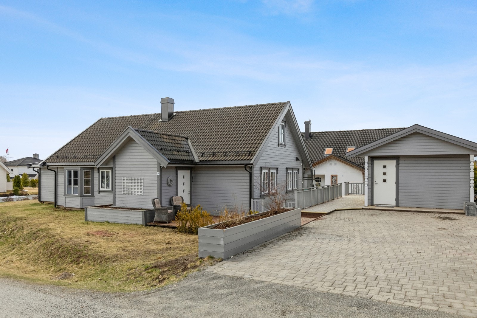 Pen enebolig over to plan med familievennlig beliggenhet. Galleribilde