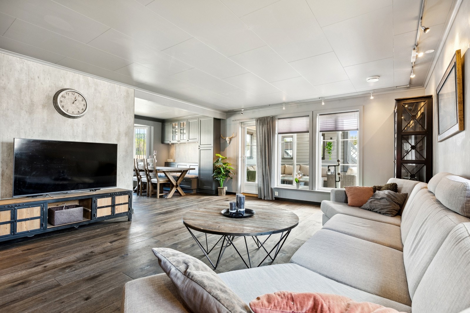 Det er god plass for både sofamøblement og spisebord mot kjøkkenet. Galleribilde