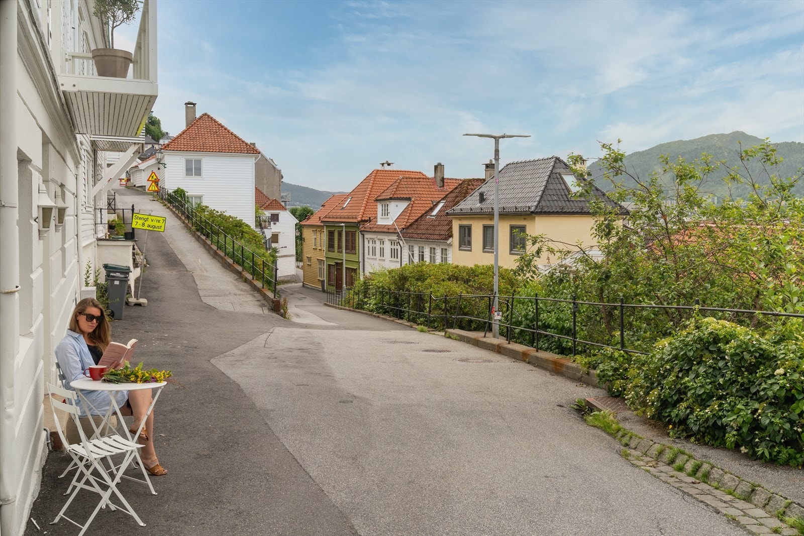 Rett utenfor boligen kan man nyte solveggen etter en fjell- eller bytur. Galleribilde