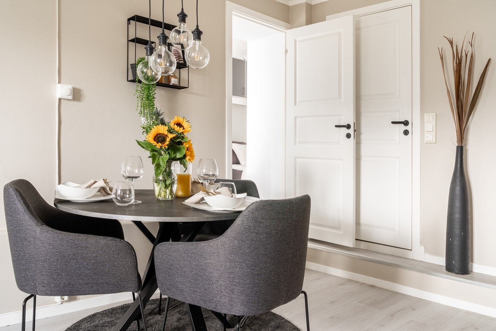 Boligen har gjennomgående fin standard og samtlige overflater er nymalt/malt i nyere tid. Galleribilde