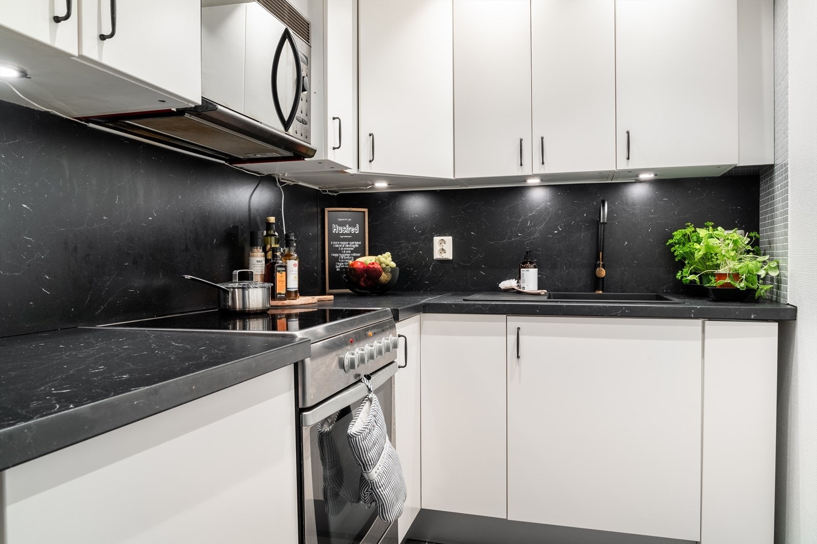 Alt av integrerte hvitevarer på kjøkkenet medfølger i handelen. Galleribilde