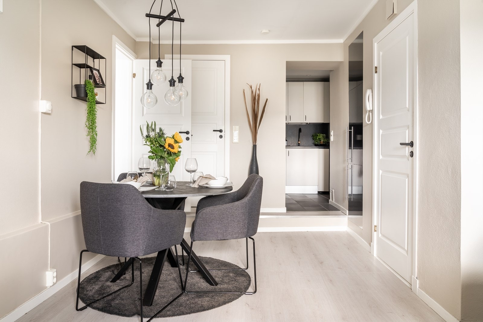 Fra spisestuen har man tilkomst til kjøkkenet. Galleribilde