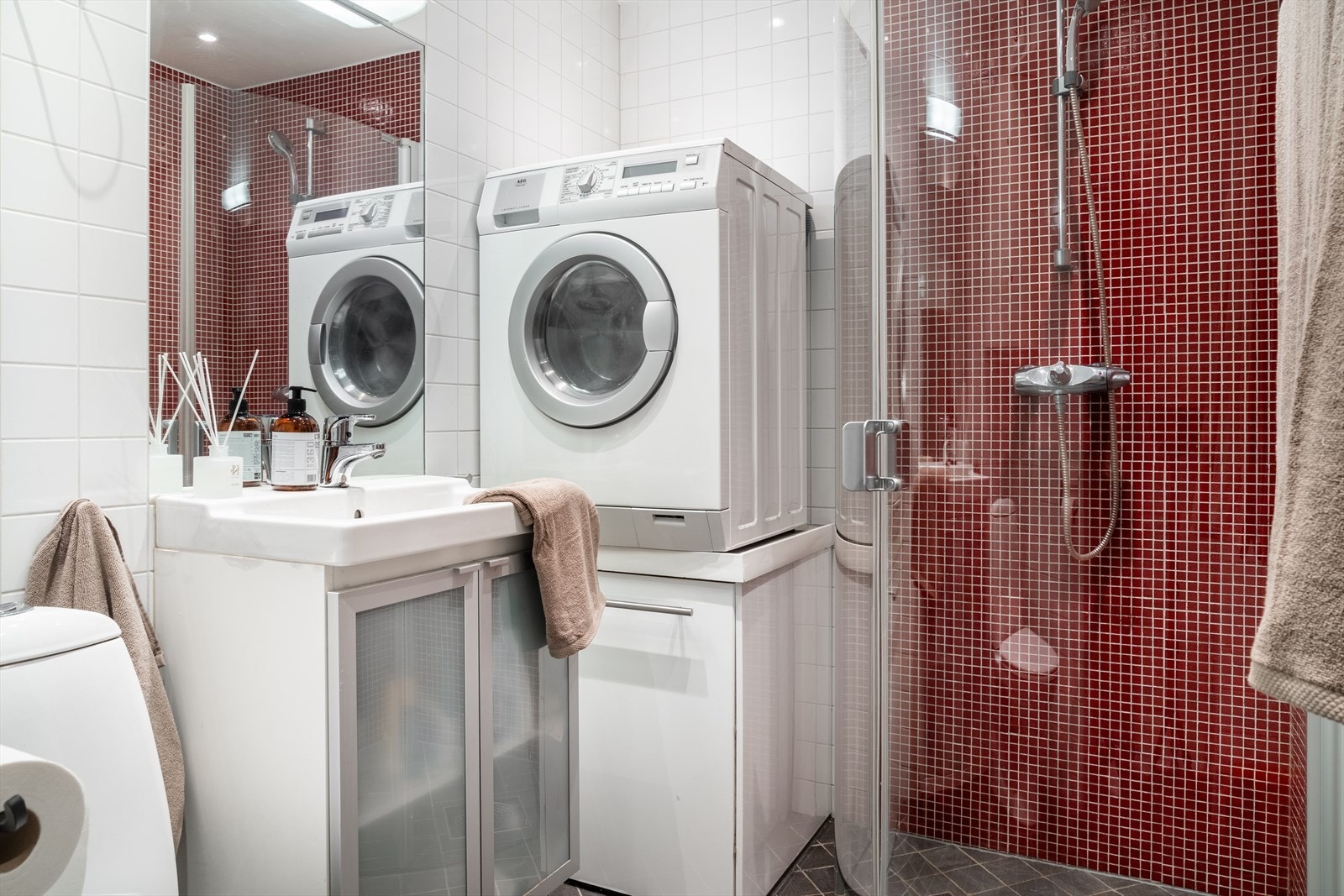 Helfliset baderom i klassisk utførelse. I henhold til tidligere eiers opplysninger ble rommet pusset opp i 2004. Galleribilde