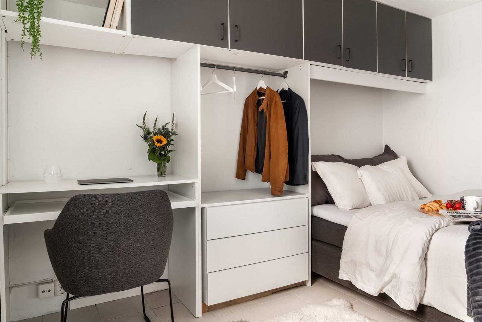 Boligens soverom er av god størrelse og er godt utnyttet hva gjelder garderobe og studieplass. Galleribilde