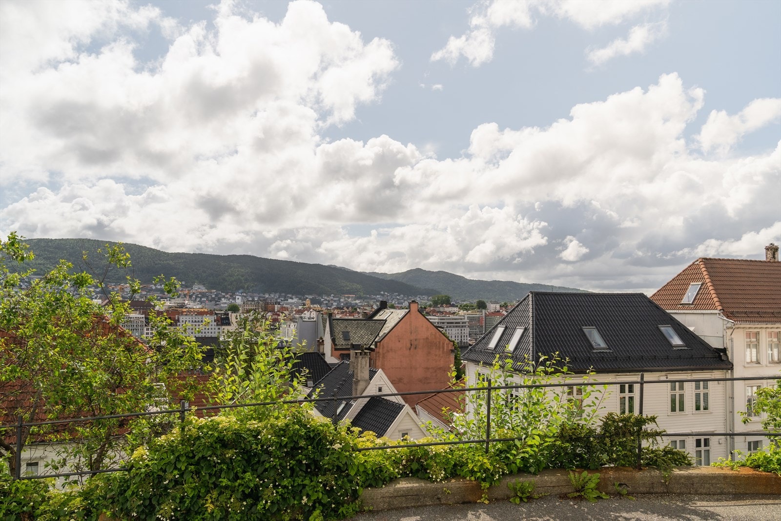Fra boligen har man flott utsikt mot nærområdet og Bergen sentrum. Man kan til og med glimte vågen. Galleribilde