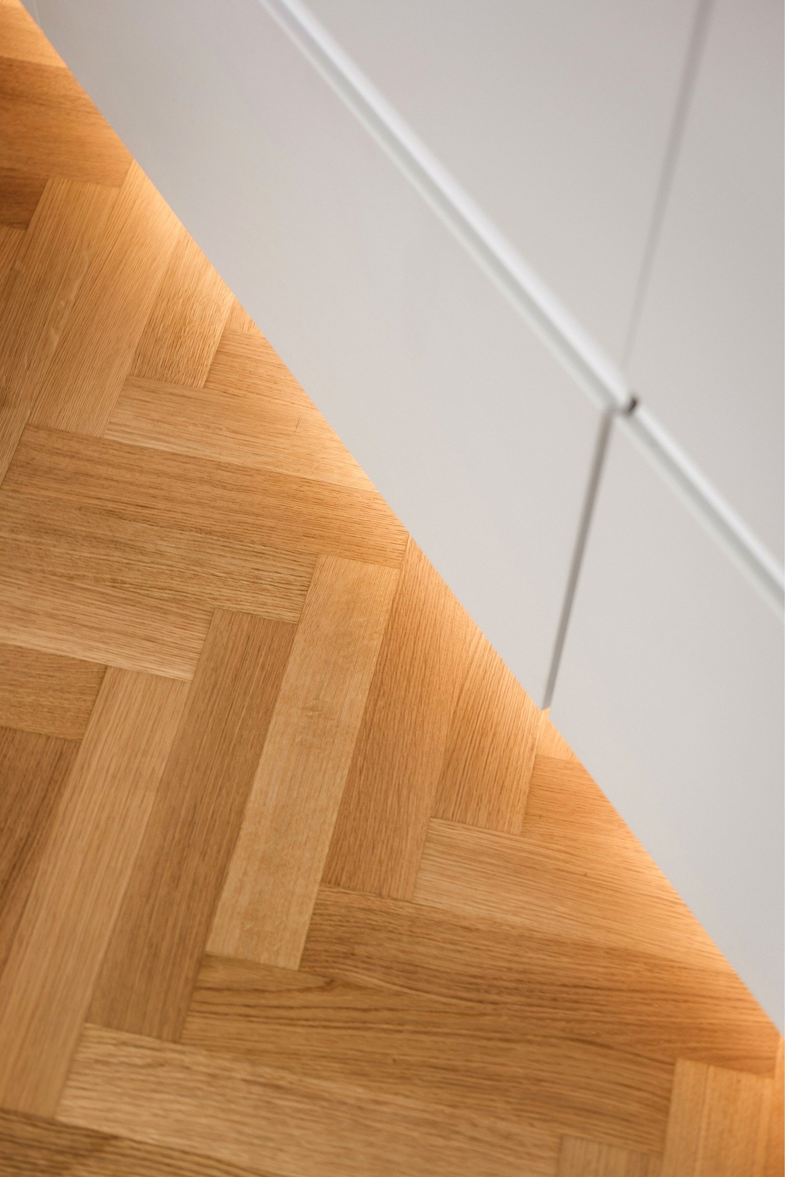 Leiligheten har nøye planlagt belysning, med moderne LED-spotter, samt innfelt og nedfelt LED-lister Galleribilde