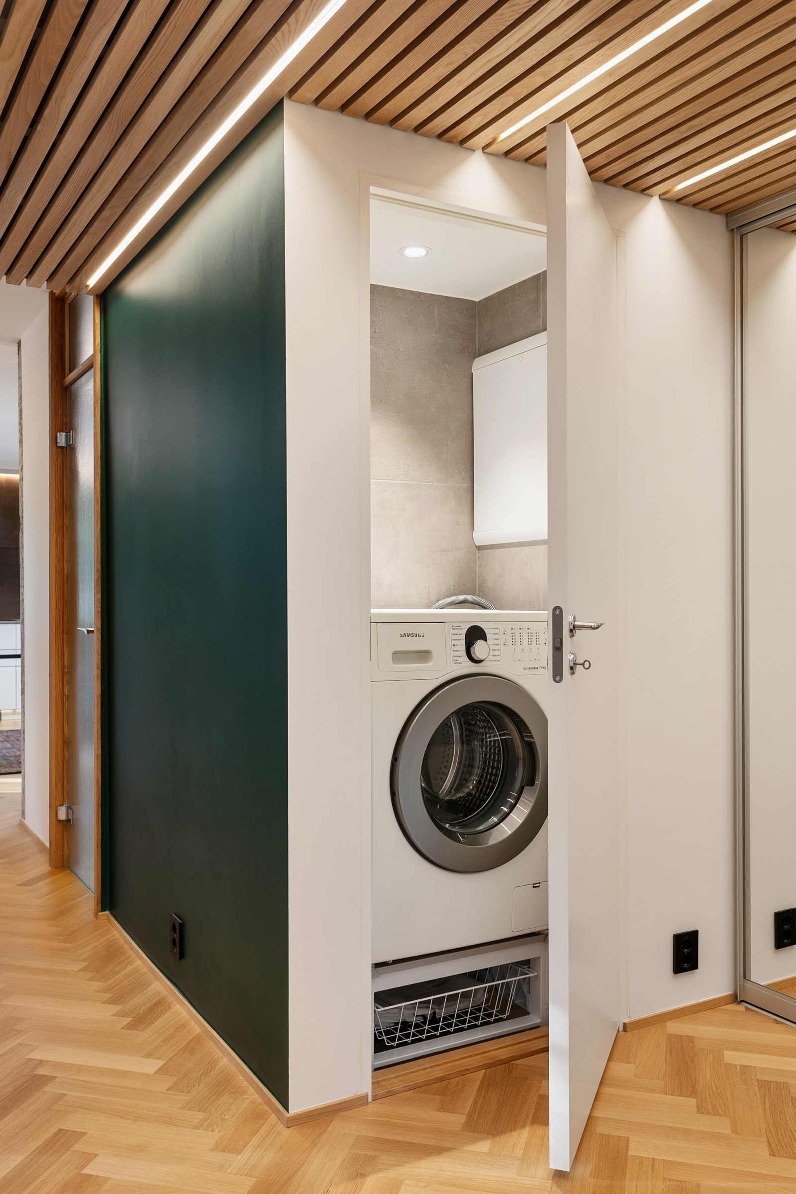 Fra entreen er det adkomst til et vaskerom med plass til både vaskemaskin og tørketrommel Galleribilde