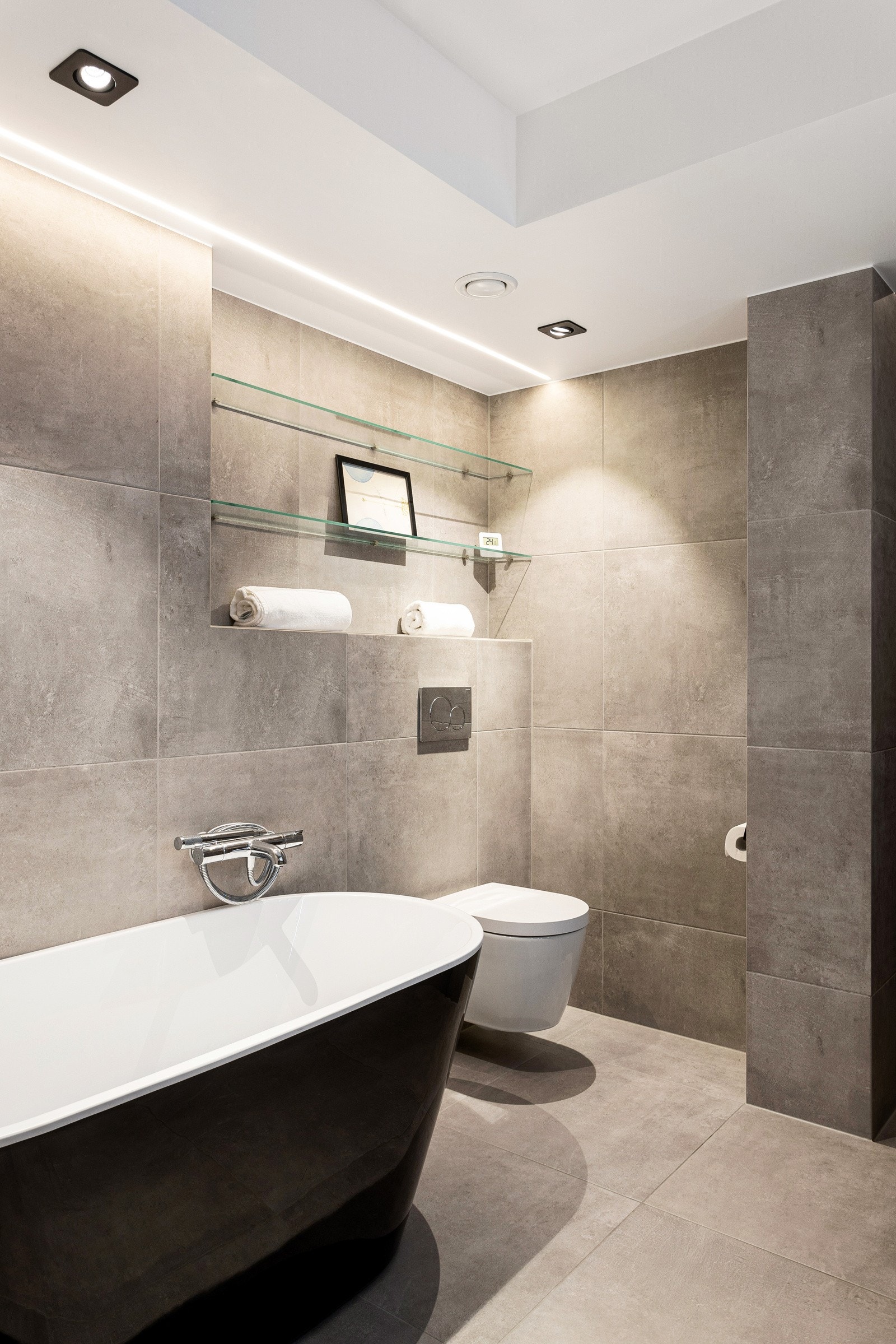 Hovedbadet har også lekkert badekar, vegghengt toalett og innfelte hyller Galleribilde