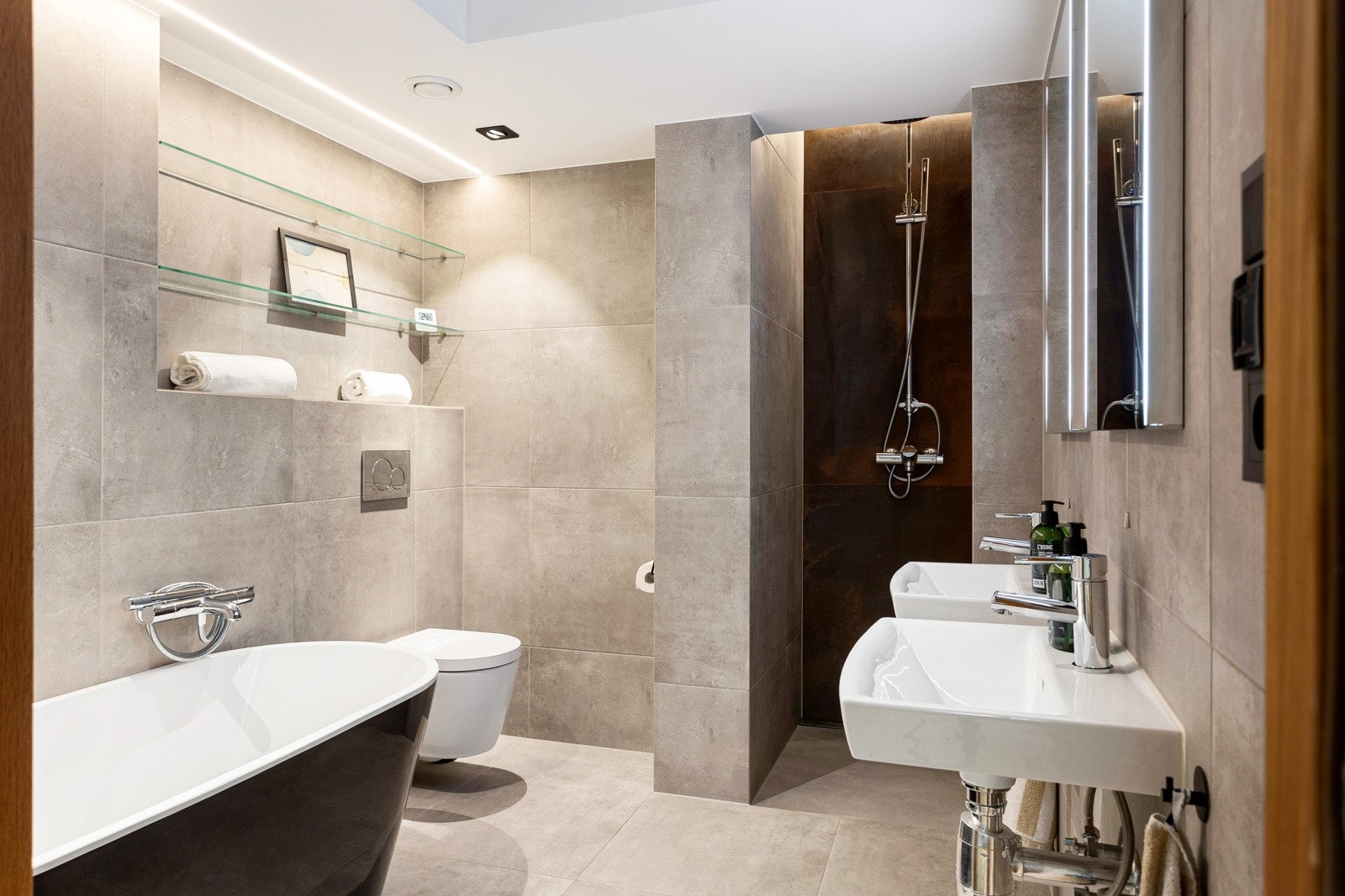 Av våtrom har leiligheten to delikate bad fra 2021 Galleribilde