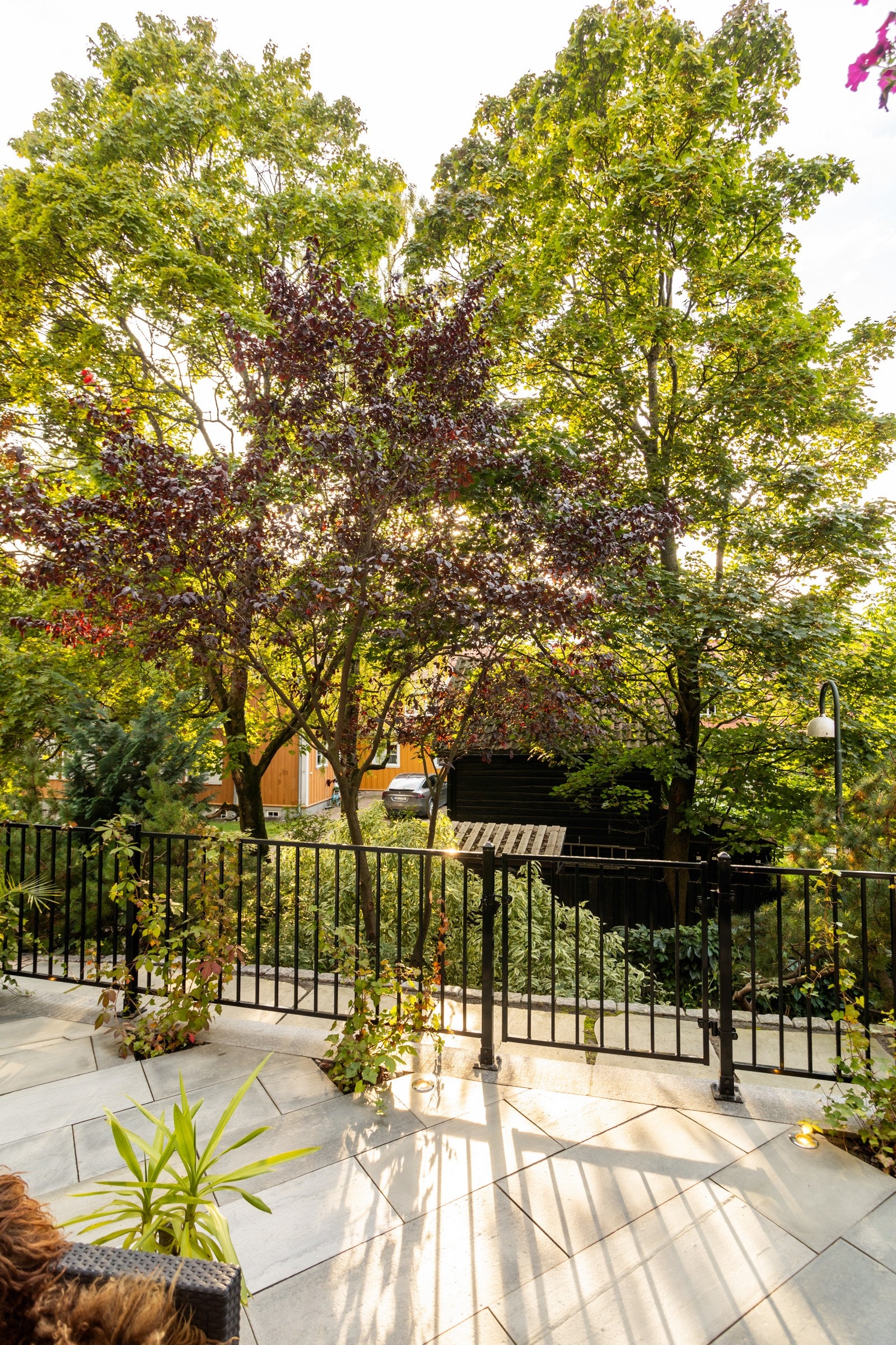 Den vestvendte markterrassen er på 18kvm og har flere møbleringsmuligheter Galleribilde