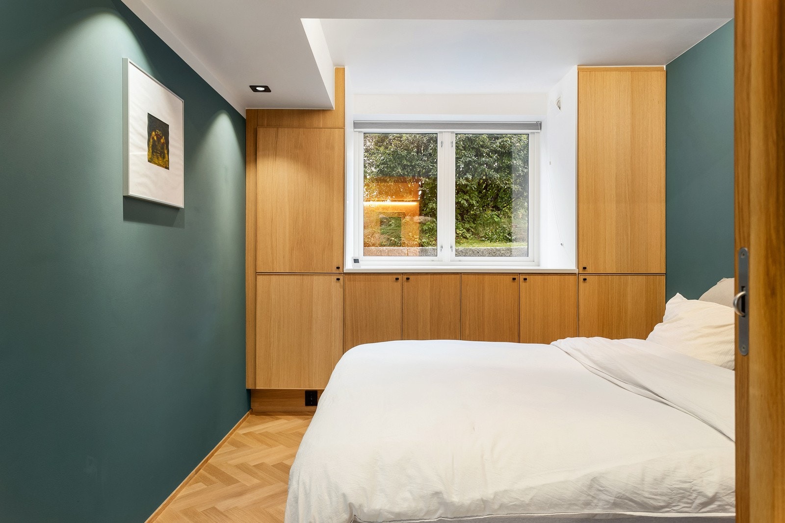 Soverommet vender mot et rolig område og har god plass til dobbeltseng og nattbord. Det er rikelig med lagring i snekkertilpasset garderobeskap Galleribilde
