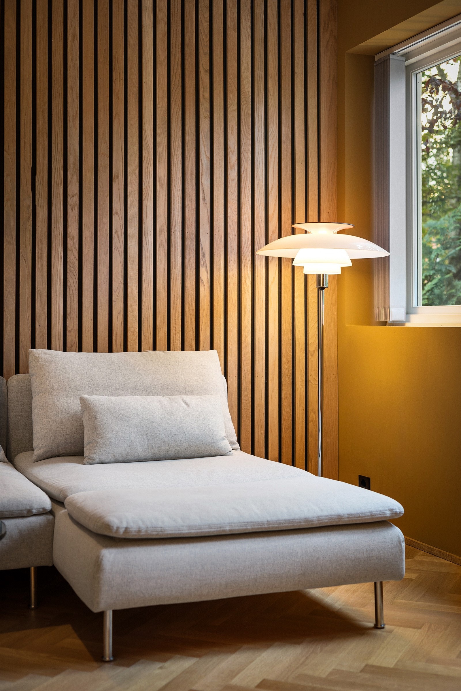 Stuen har lekker fiskebensparkett fra Bjelin og eikespiler på en av veggene Galleribilde