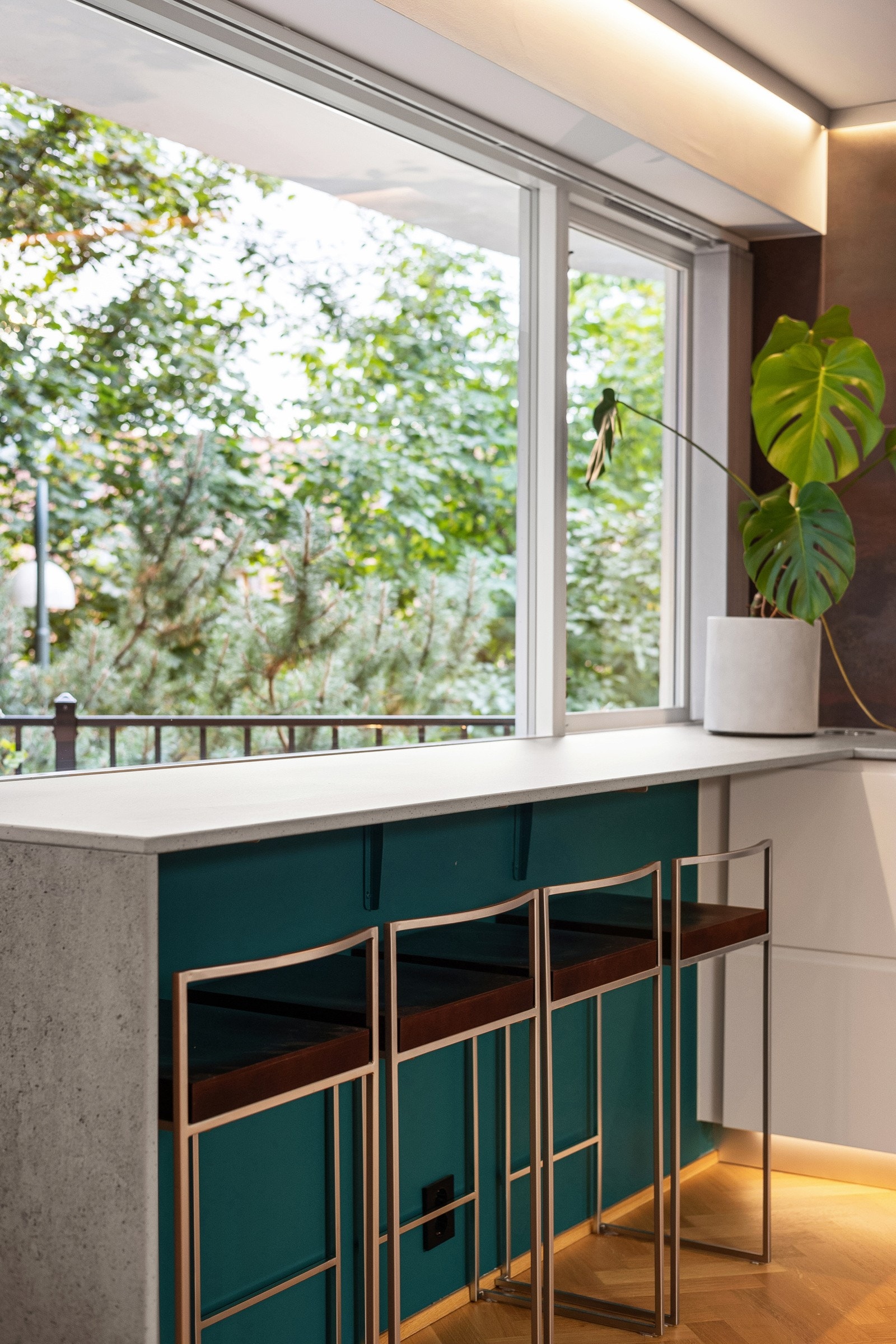 På kortsiden av kjøkkenbenken er det ekstra sitteplass. Her er det perfekt å spise frokost og nyte det hyggelige grønne utsynet Galleribilde