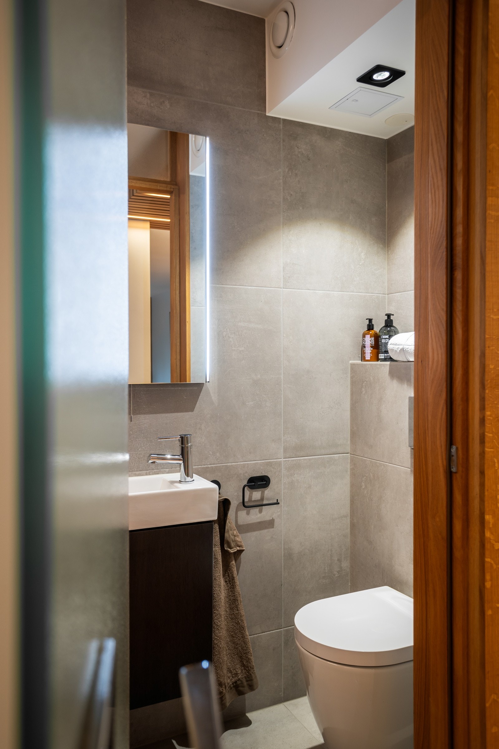 Bad 2 er i samme stil som hovedbadet, og har både elektrisk og vannbåren gulvvarme Galleribilde