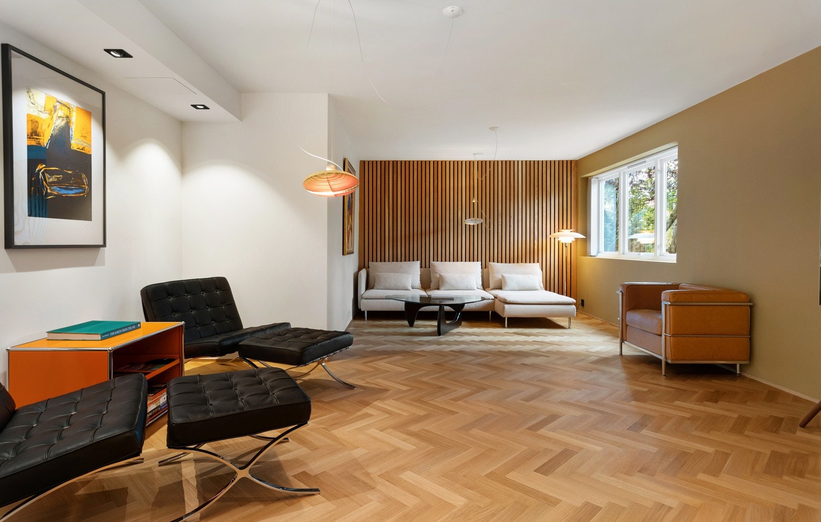 Boligens stue er et fantastisk allrom som enkelt kan forvandles til et ekstra soverom Galleribilde